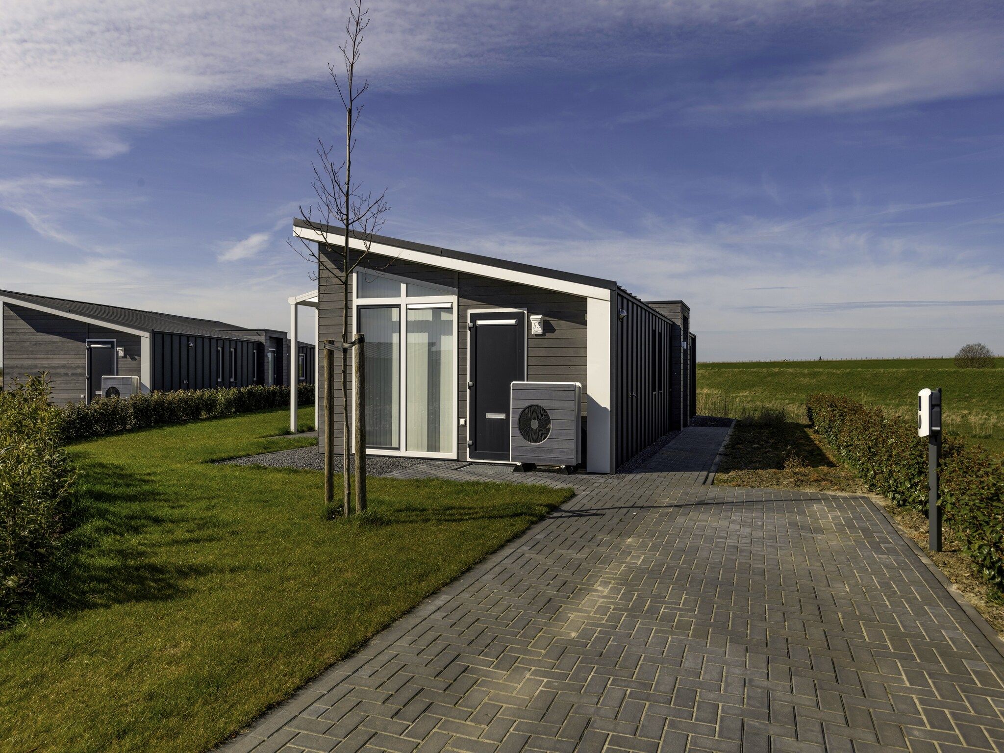 De buitenkant van Water Resort Oosterschelde 55 in Wemeldinge