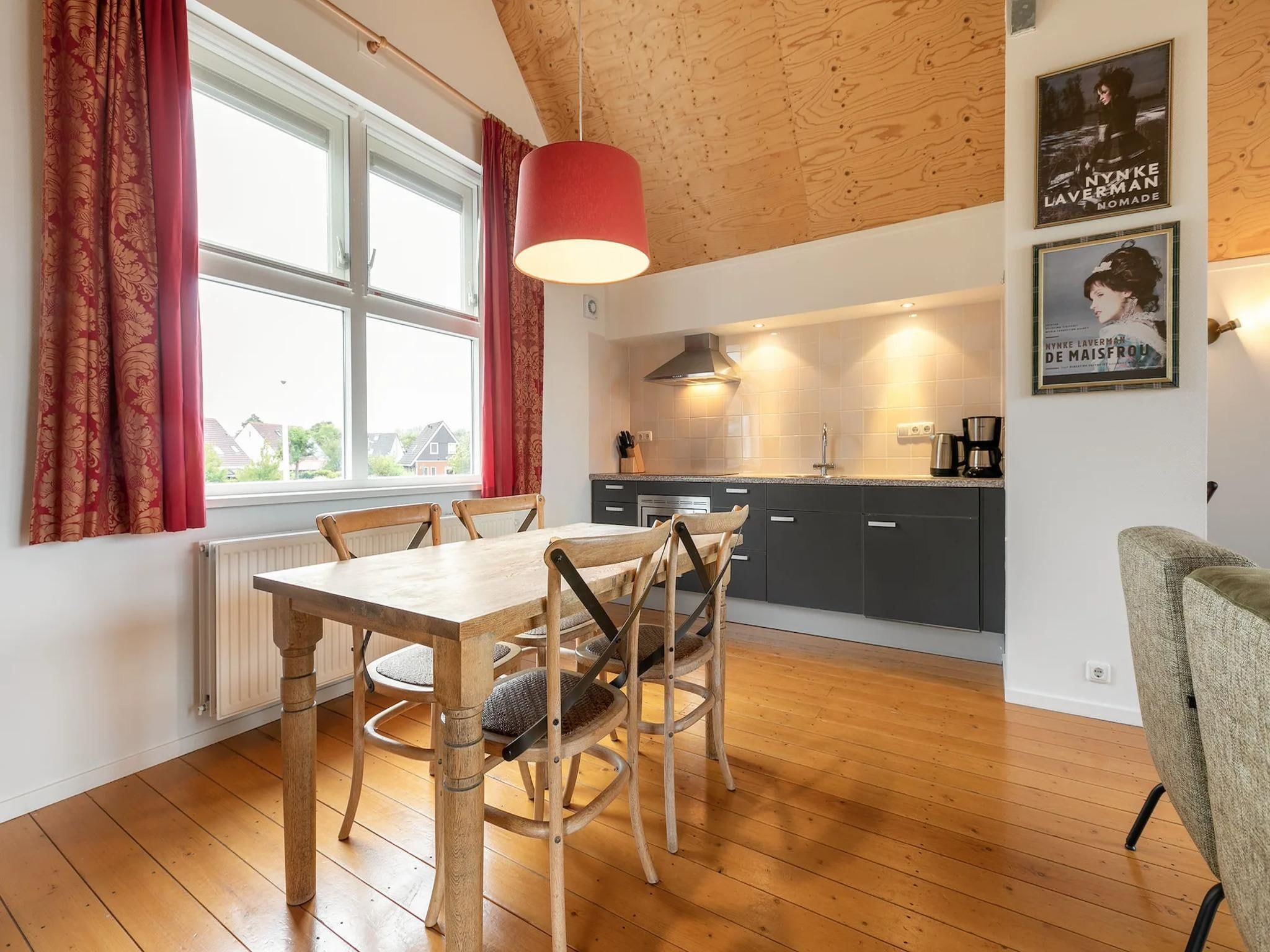 De eetkamer van Havenresort Terherne 3 in Terherne