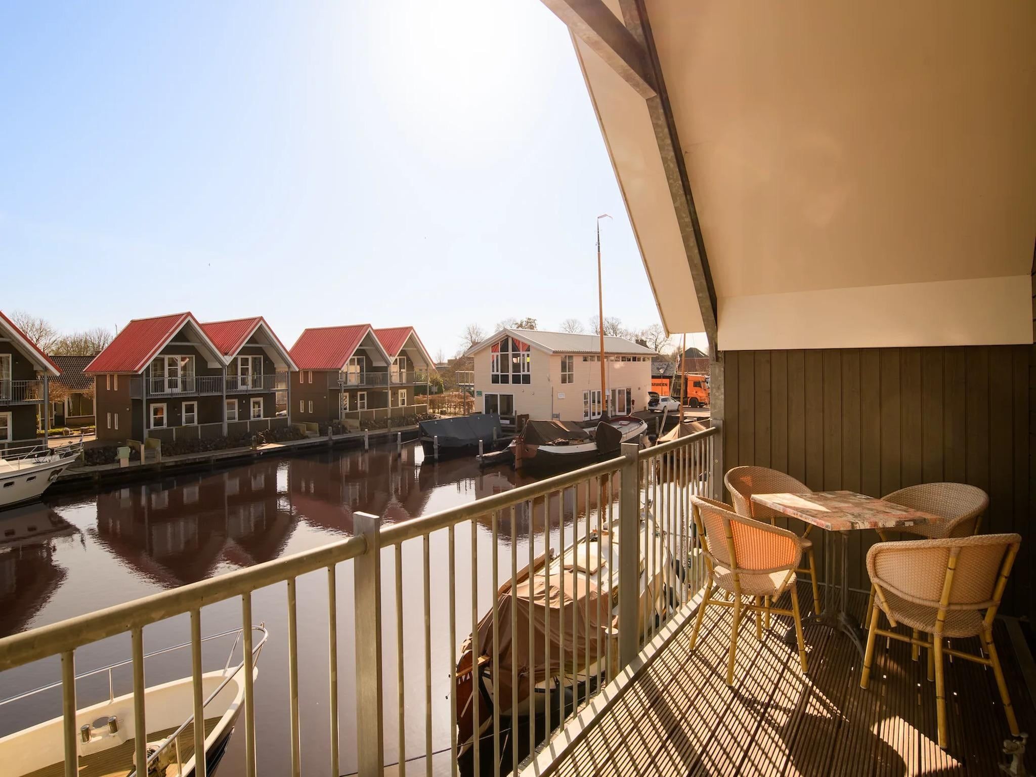 Het terras van Havenresort Terherne 3 in Terherne