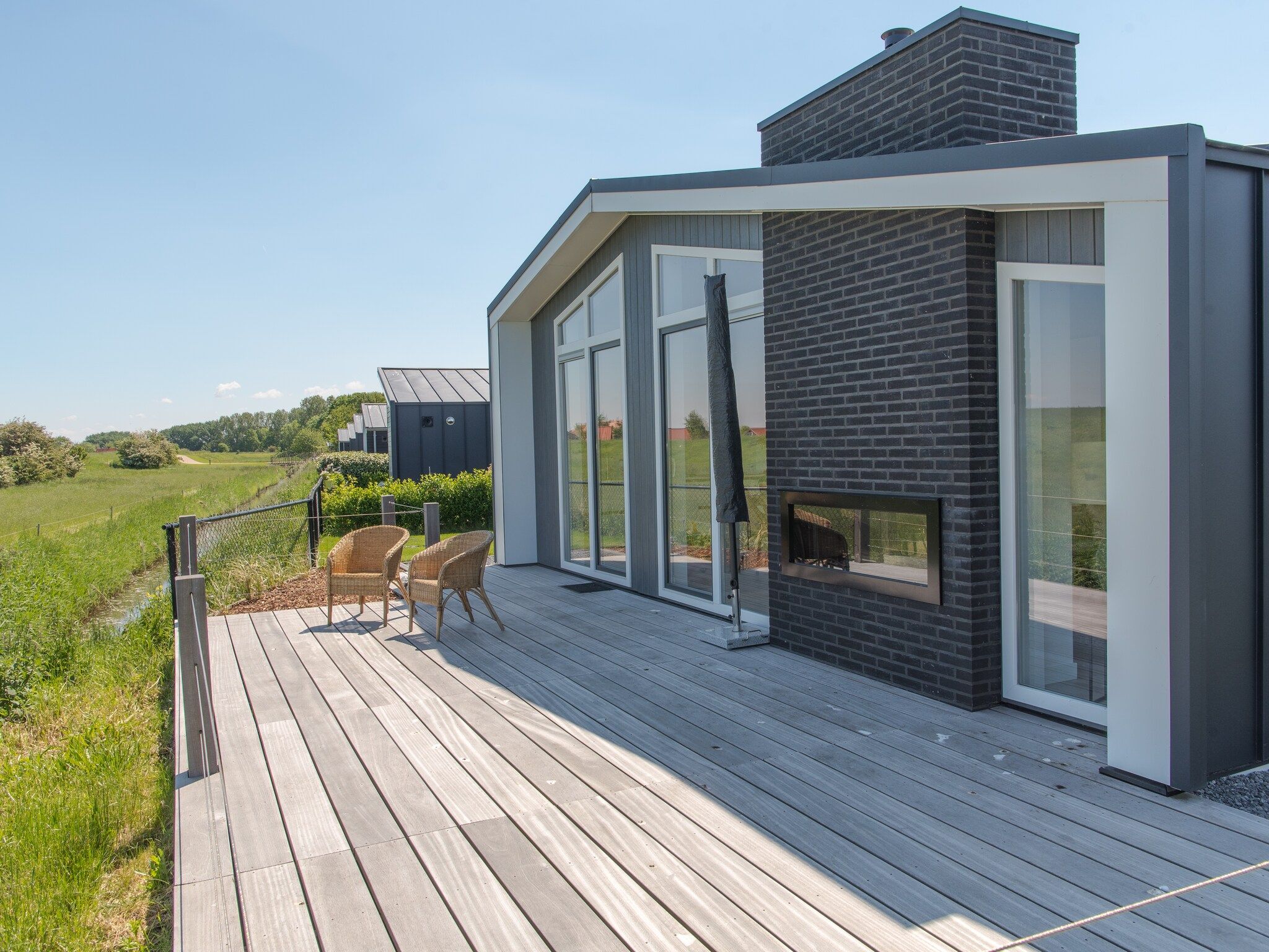 De buitenkant van Water Resort Oosterschelde 59 in Wemeldinge