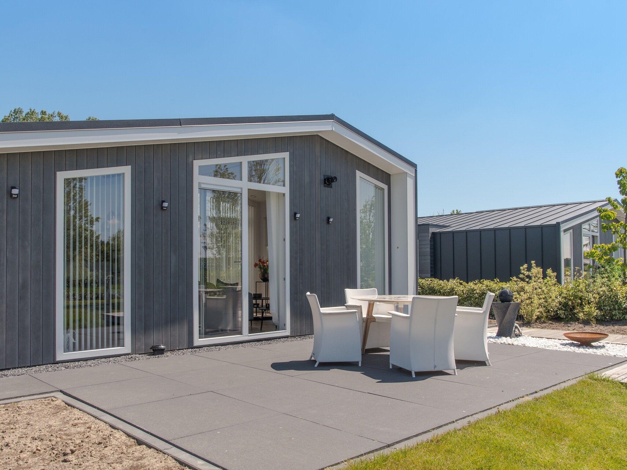 Het terras van Water Resort Oosterschelde 76 in Wemeldinge