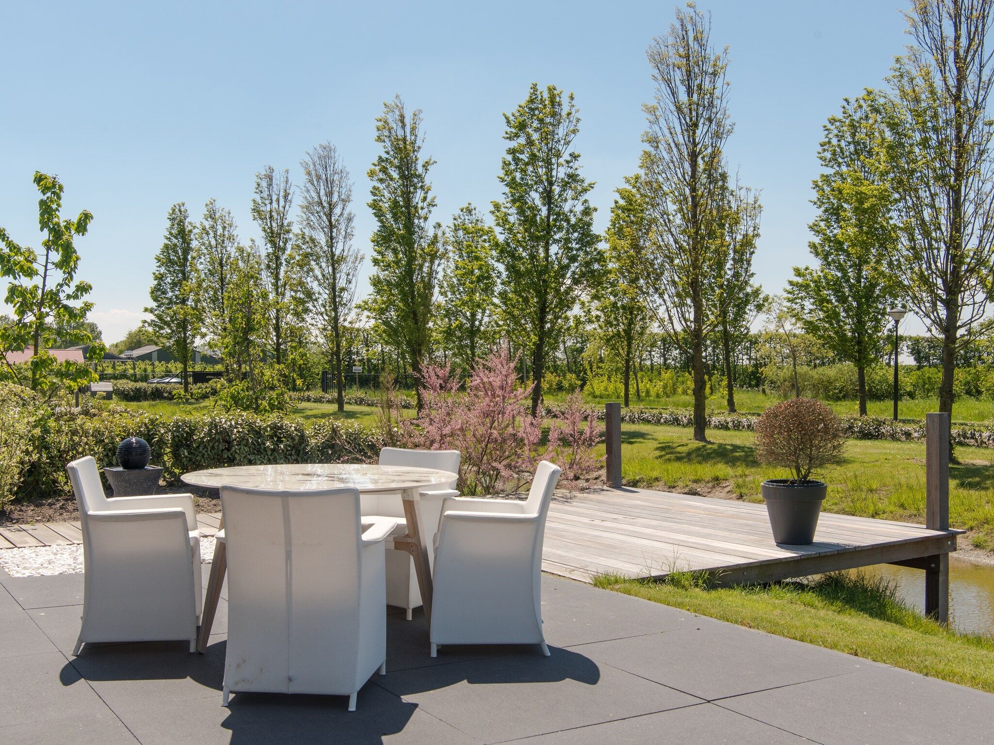 De tuin van Water Resort Oosterschelde 76 in Wemeldinge