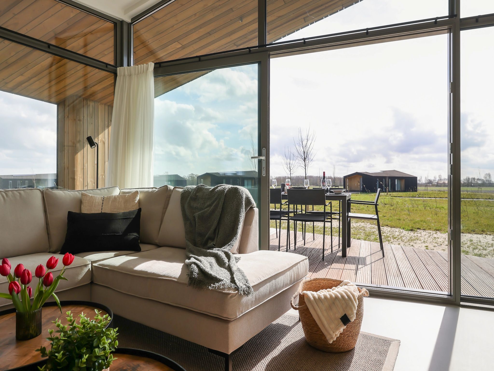 De woonkamer van Heerlijkheid Vlietenburg 12 in Wissenkerke