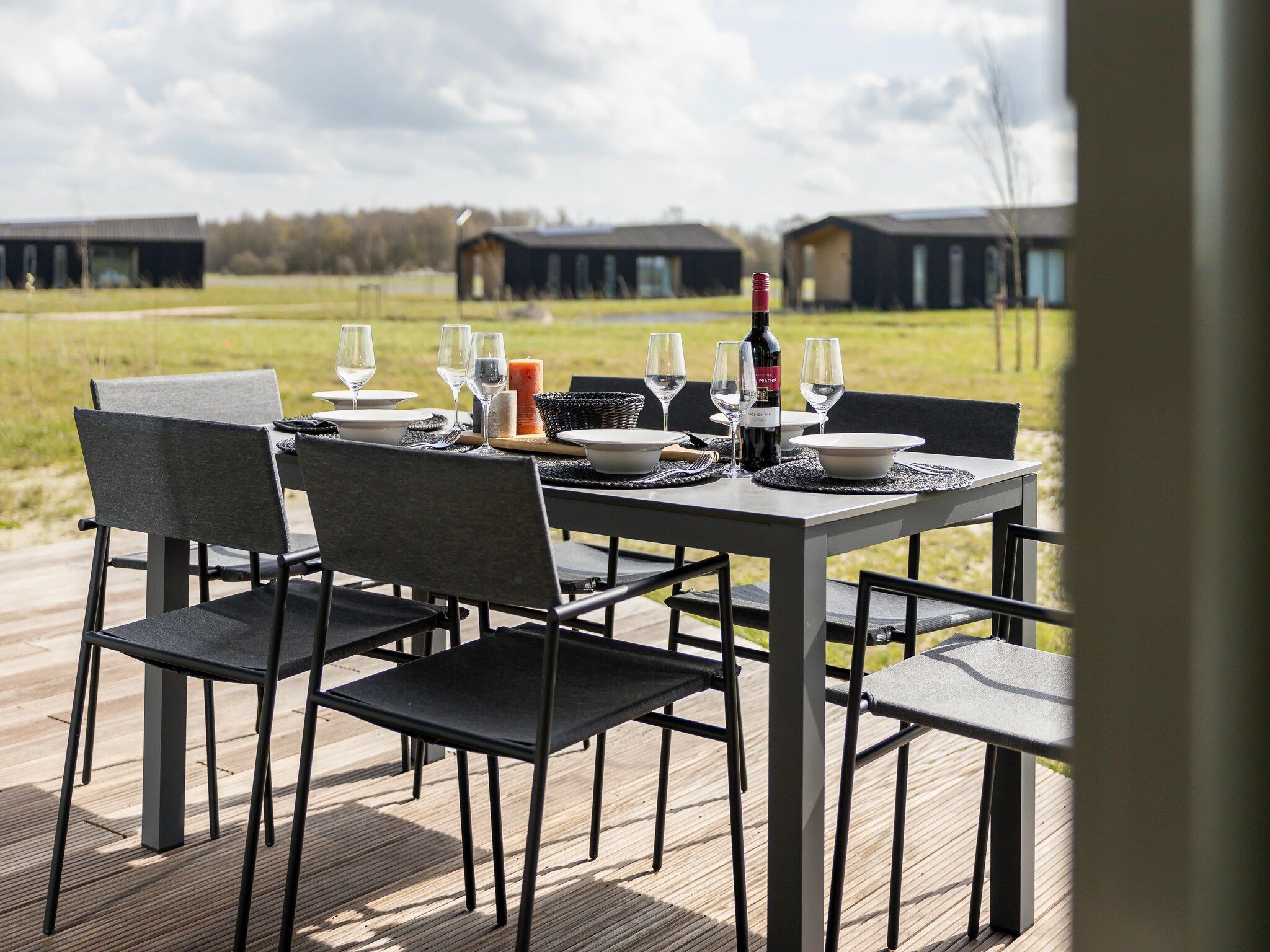 Het terras van Heerlijkheid Vlietenburg 12 in Wissenkerke