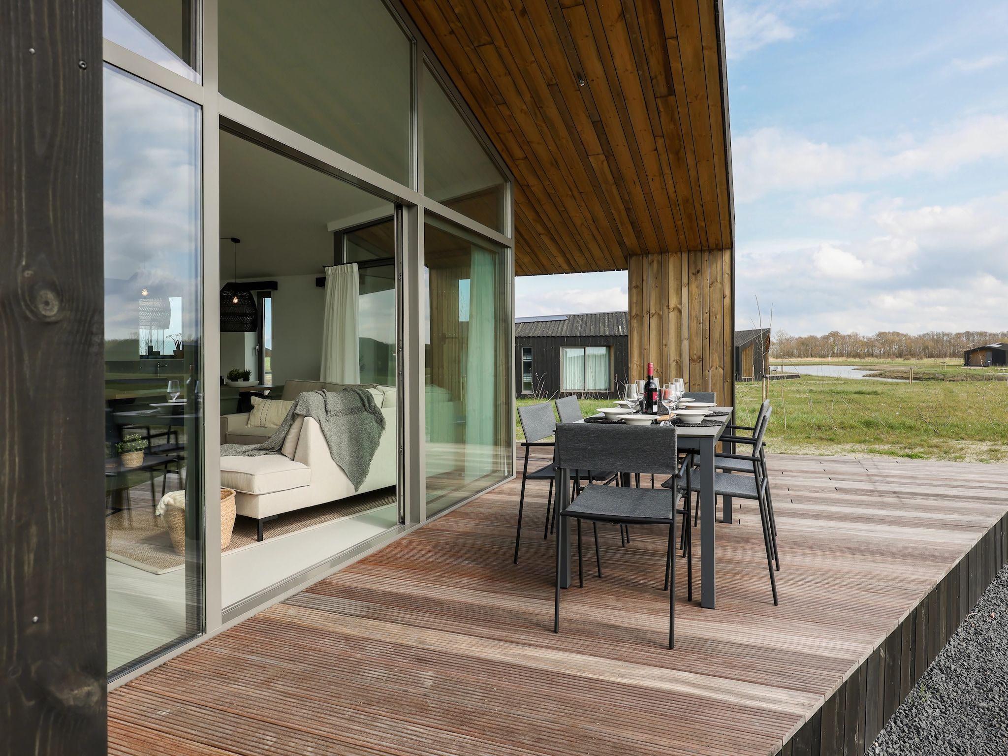 Het terras van Heerlijkheid Vlietenburg 12 in Wissenkerke