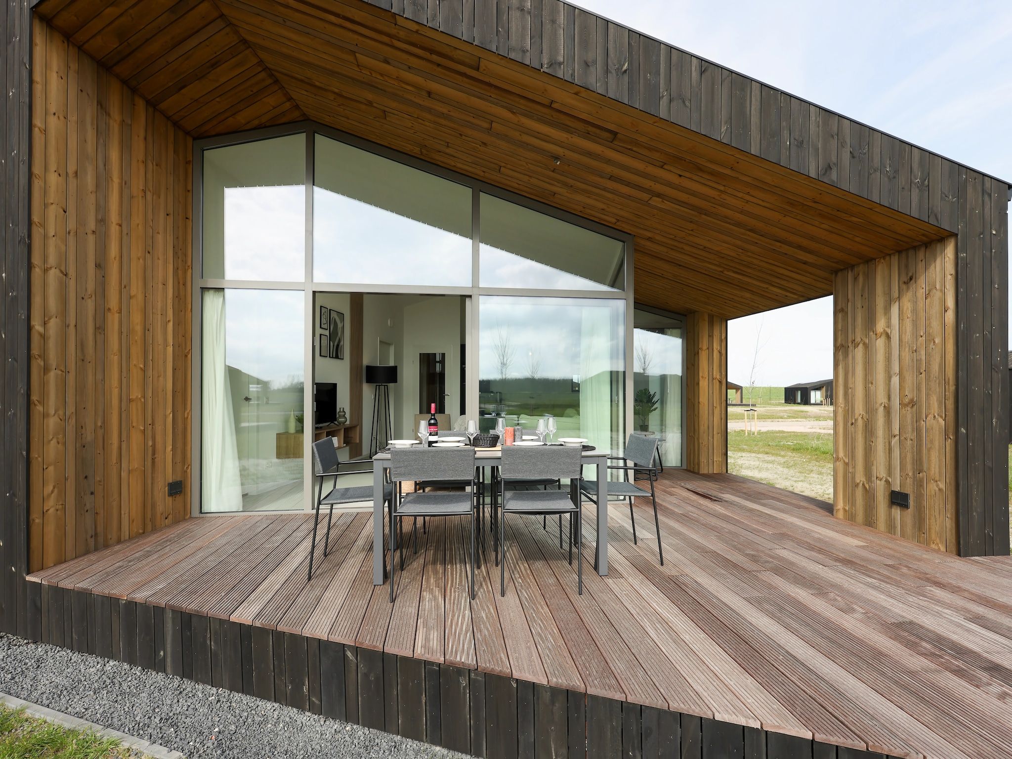 Het terras van Heerlijkheid Vlietenburg 12 in Wissenkerke