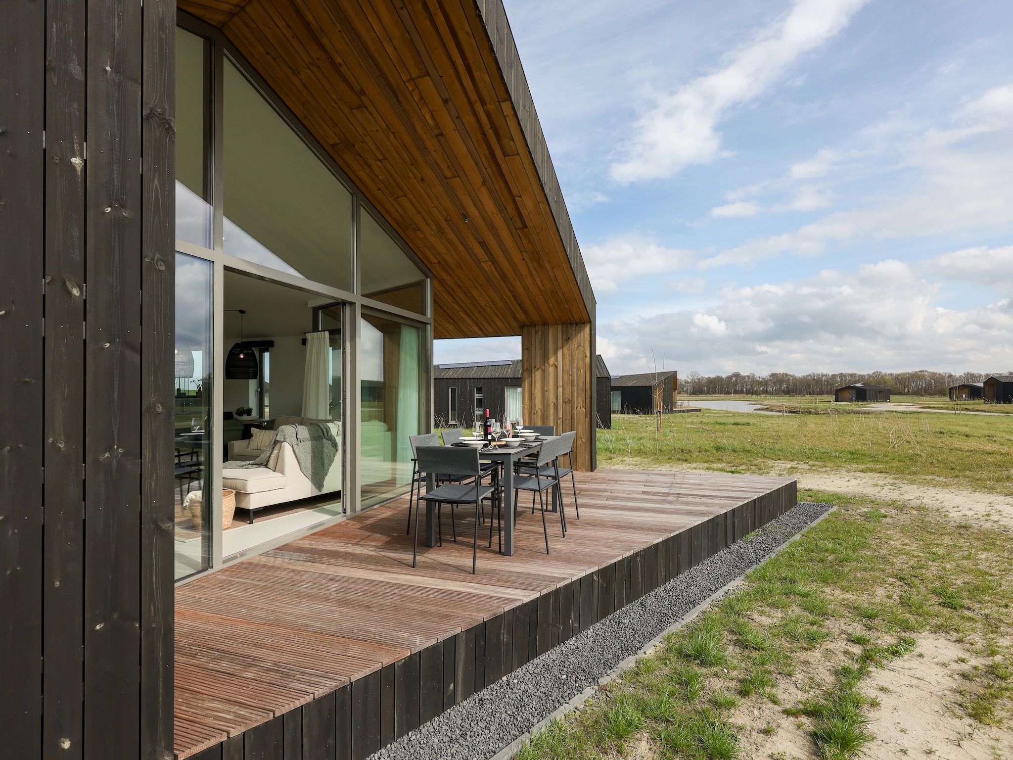 Het terras van Heerlijkheid Vlietenburg 12 in Wissenkerke