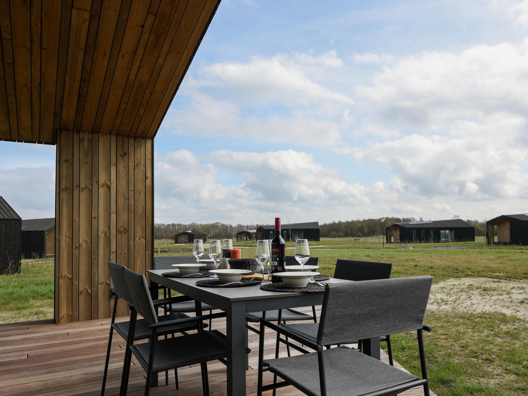 Het terras van Heerlijkheid Vlietenburg 12 in Wissenkerke