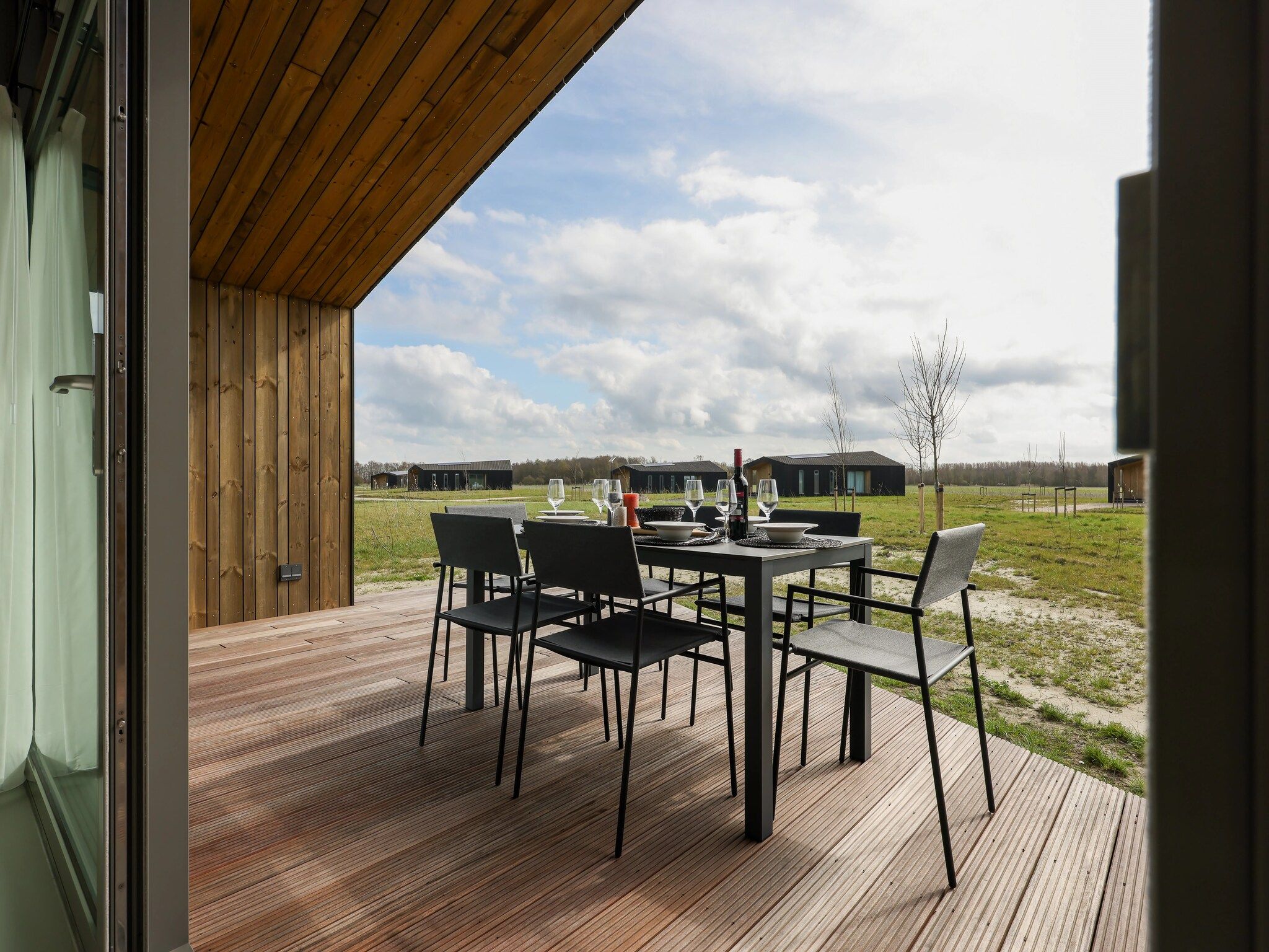 Het terras van Heerlijkheid Vlietenburg 12 in Wissenkerke