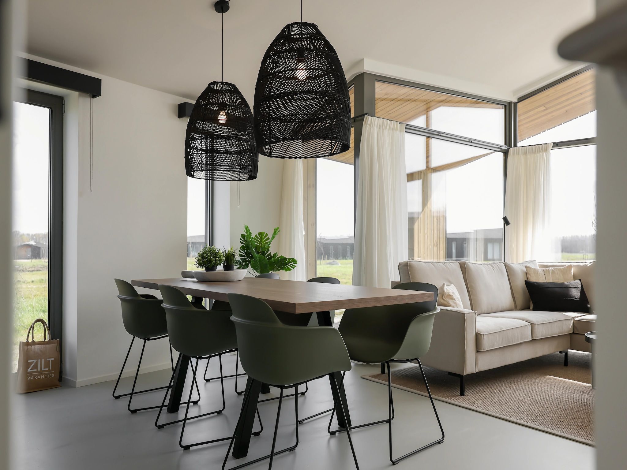 De eetkamer van Heerlijkheid Vlietenburg 12 in Wissenkerke