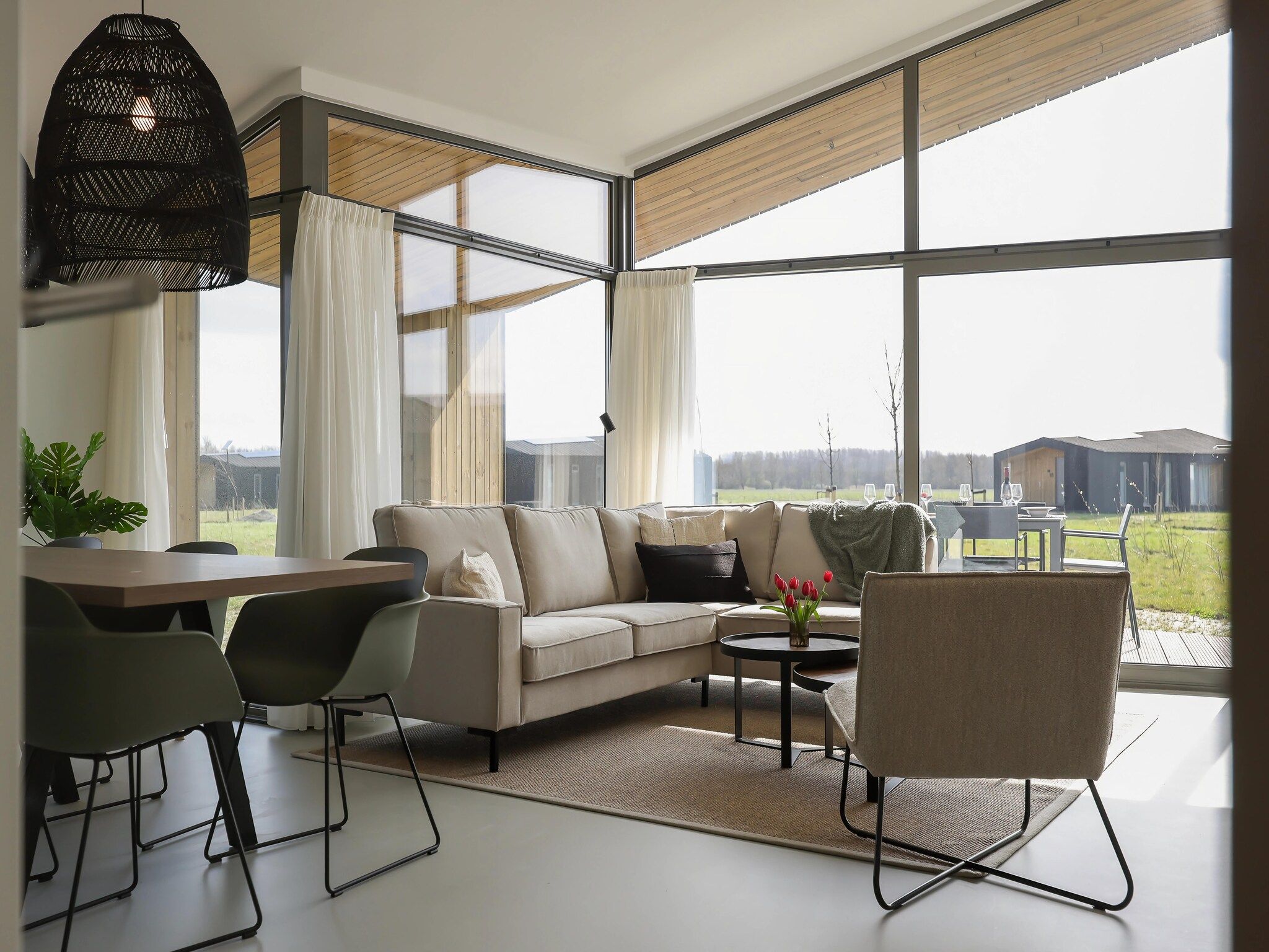 De woonkamer van Heerlijkheid Vlietenburg 12 in Wissenkerke