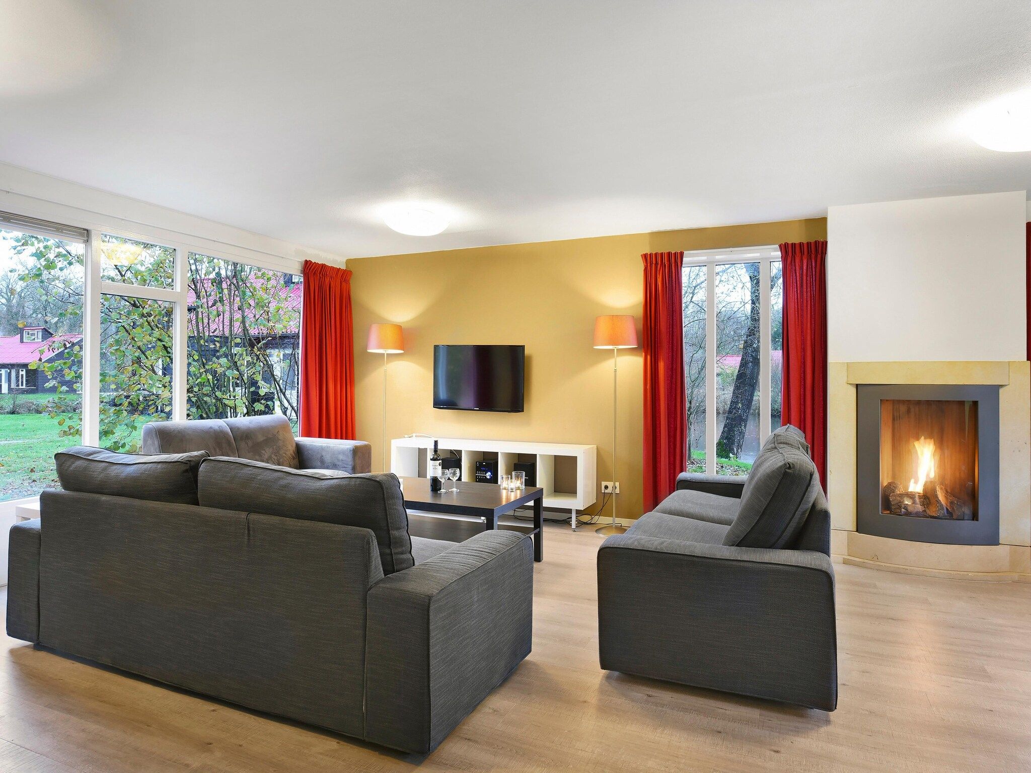 De woonkamer van Waterpark De Bloemert 4 in Midlaren
