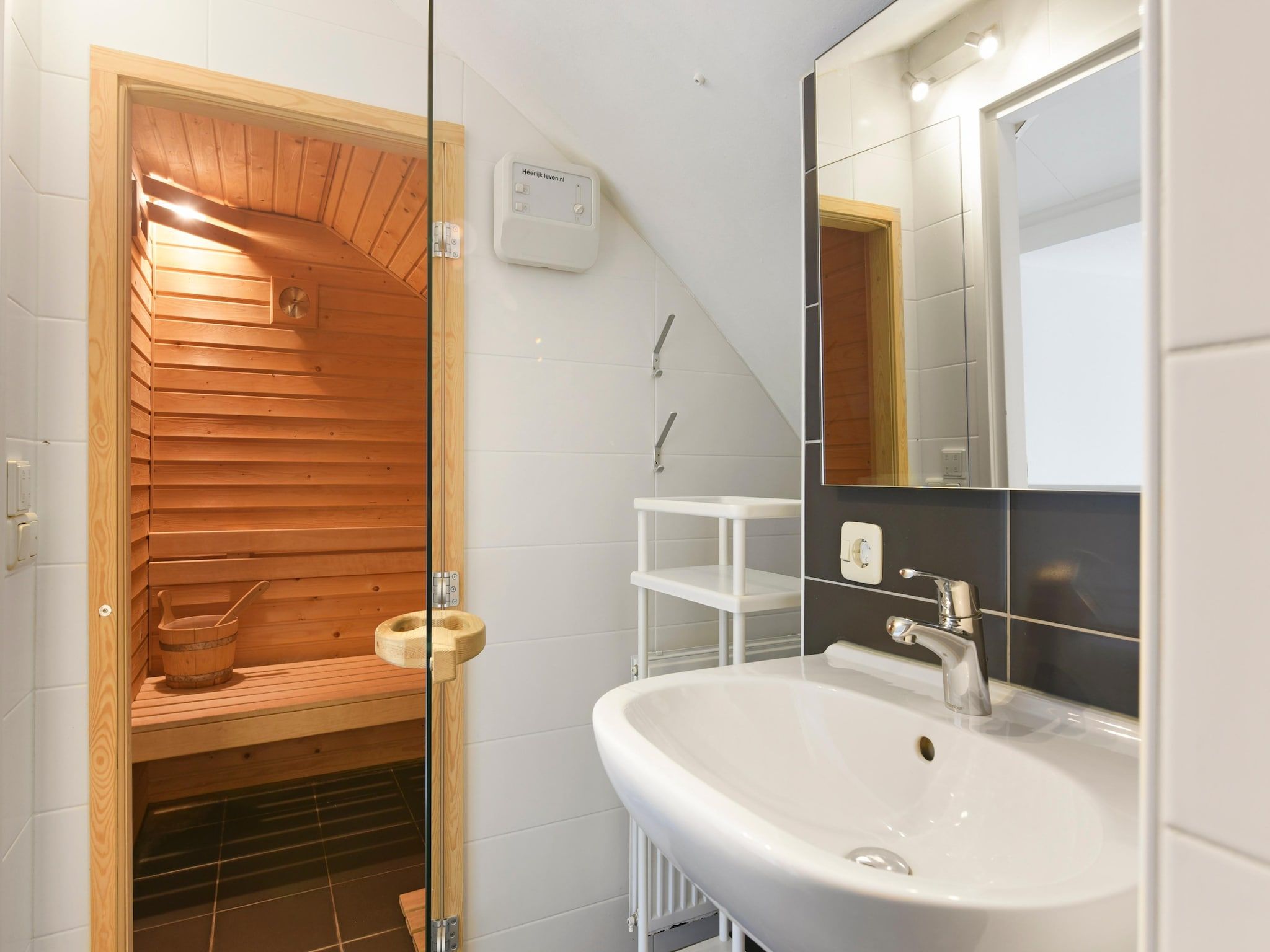 De badkamer van Waterpark De Bloemert 5 in Midlaren