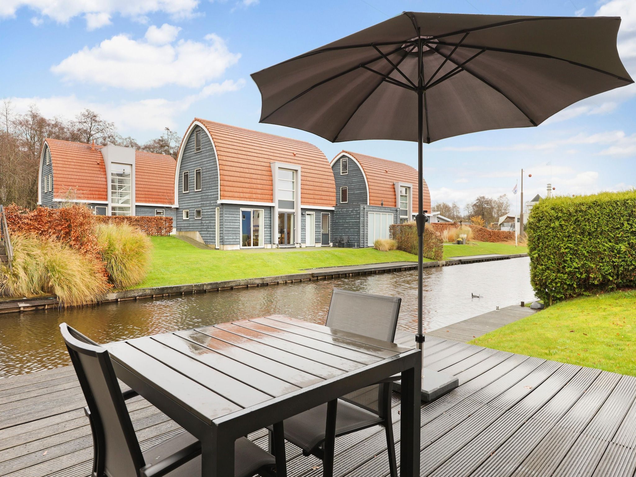 Het terras van Waterpark De Bloemert 6 in Midlaren