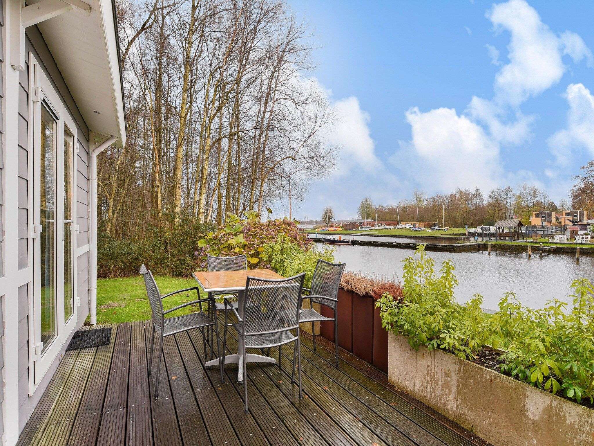 Het terras van Waterpark De Bloemert 8 in Midlaren