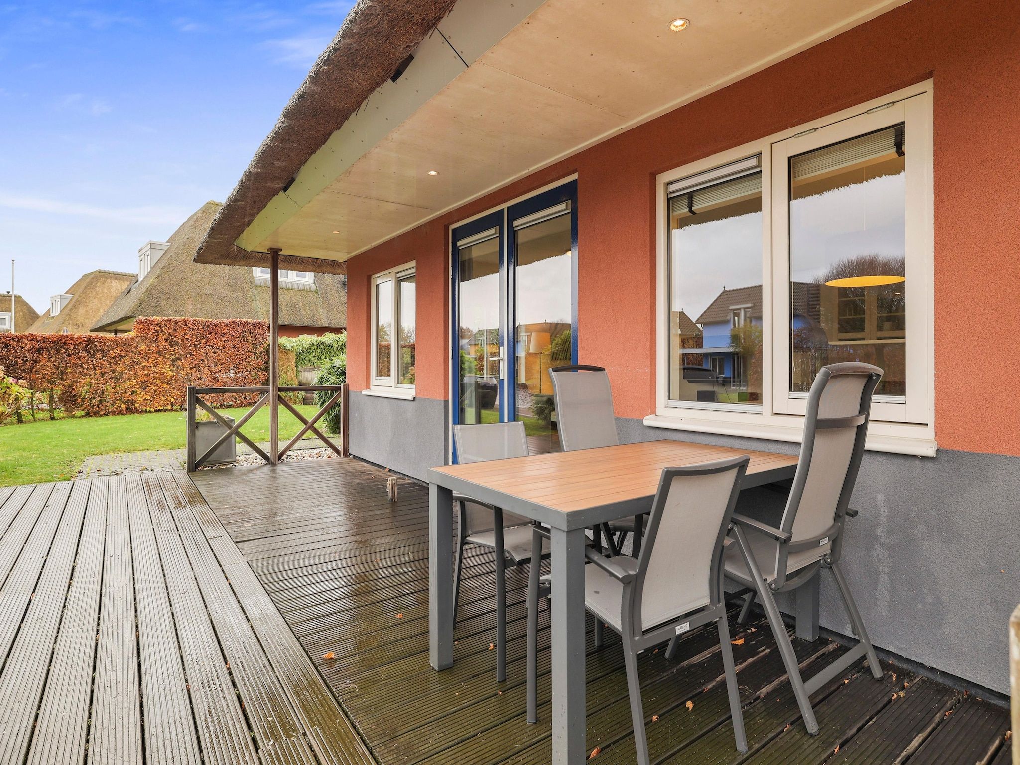 Het terras van Waterpark De Bloemert 9 in Midlaren