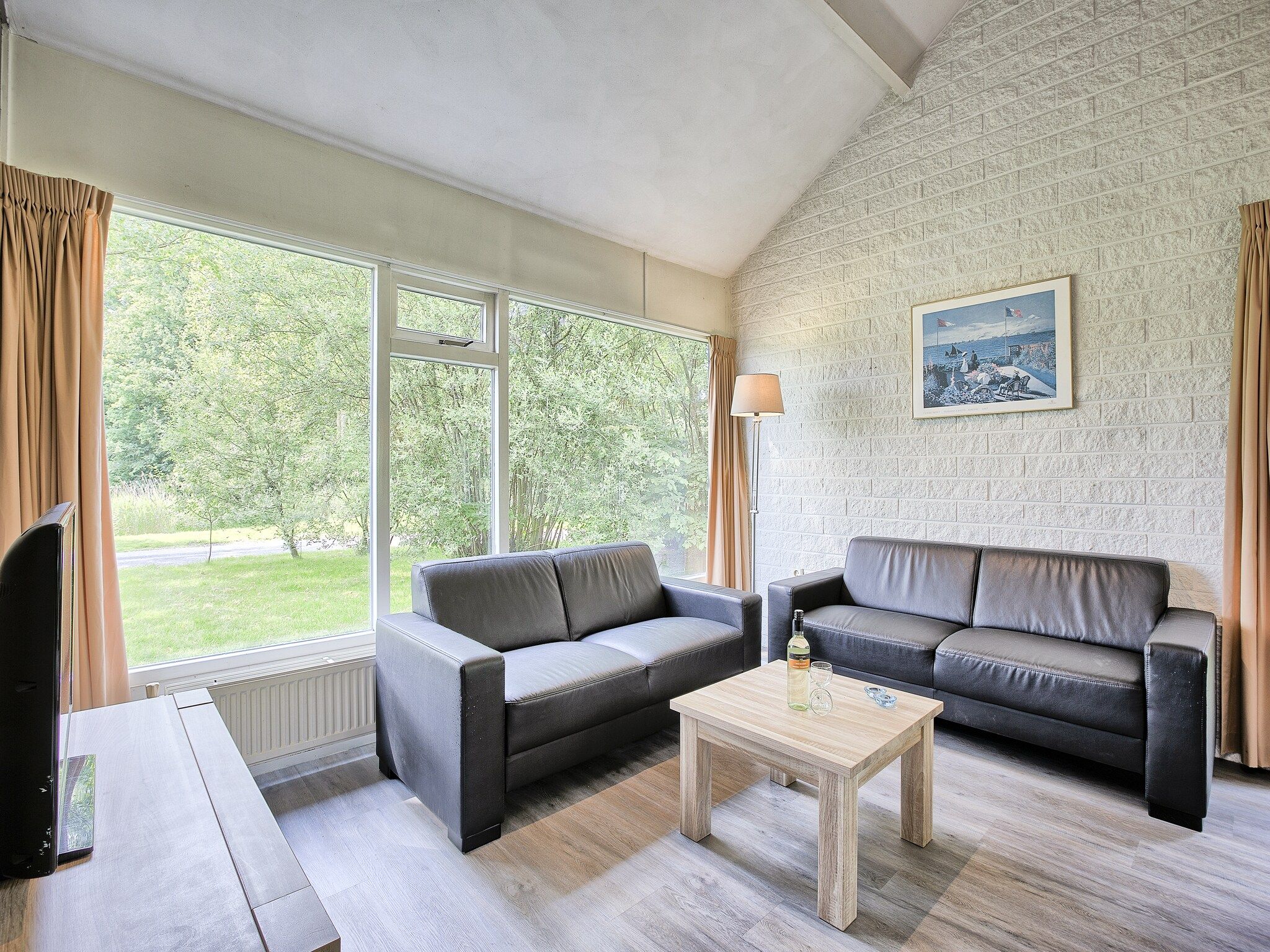 De woonkamer van Waterpark De Bloemert 10 in Midlaren