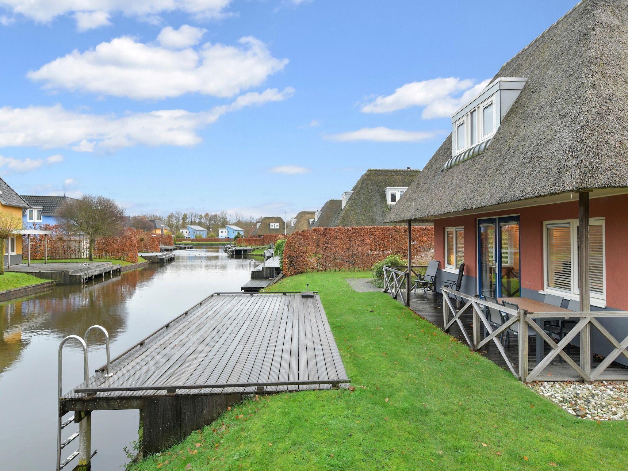 Het terras van Waterpark De Bloemert 17 in Midlaren