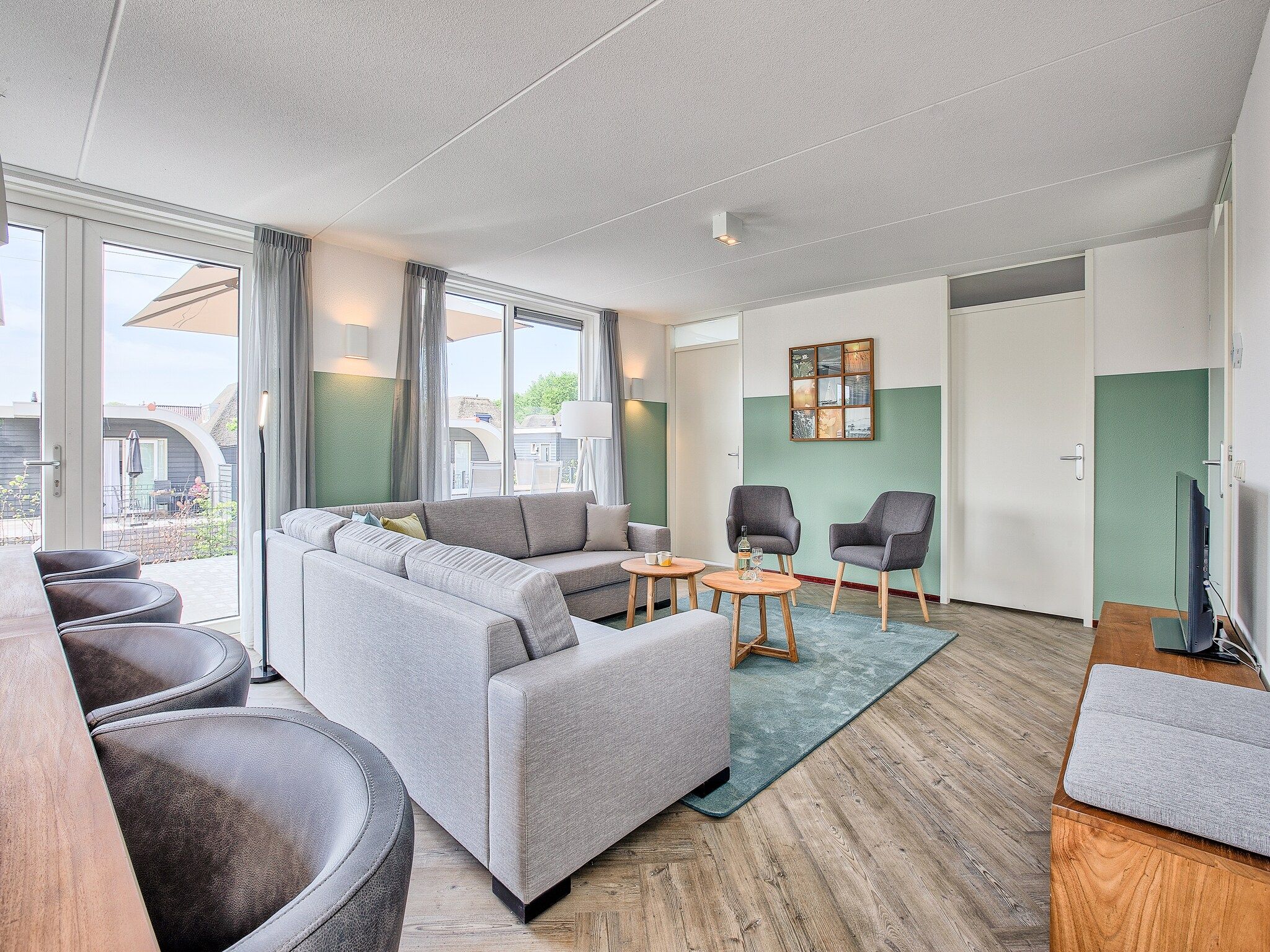 De woonkamer van Waterpark De Bloemert 19 in Midlaren