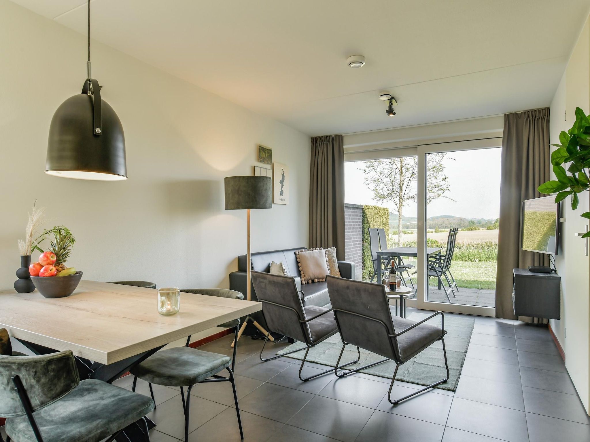 De eetkamer van Vakantiepark Reevallis 4 in Vijlen