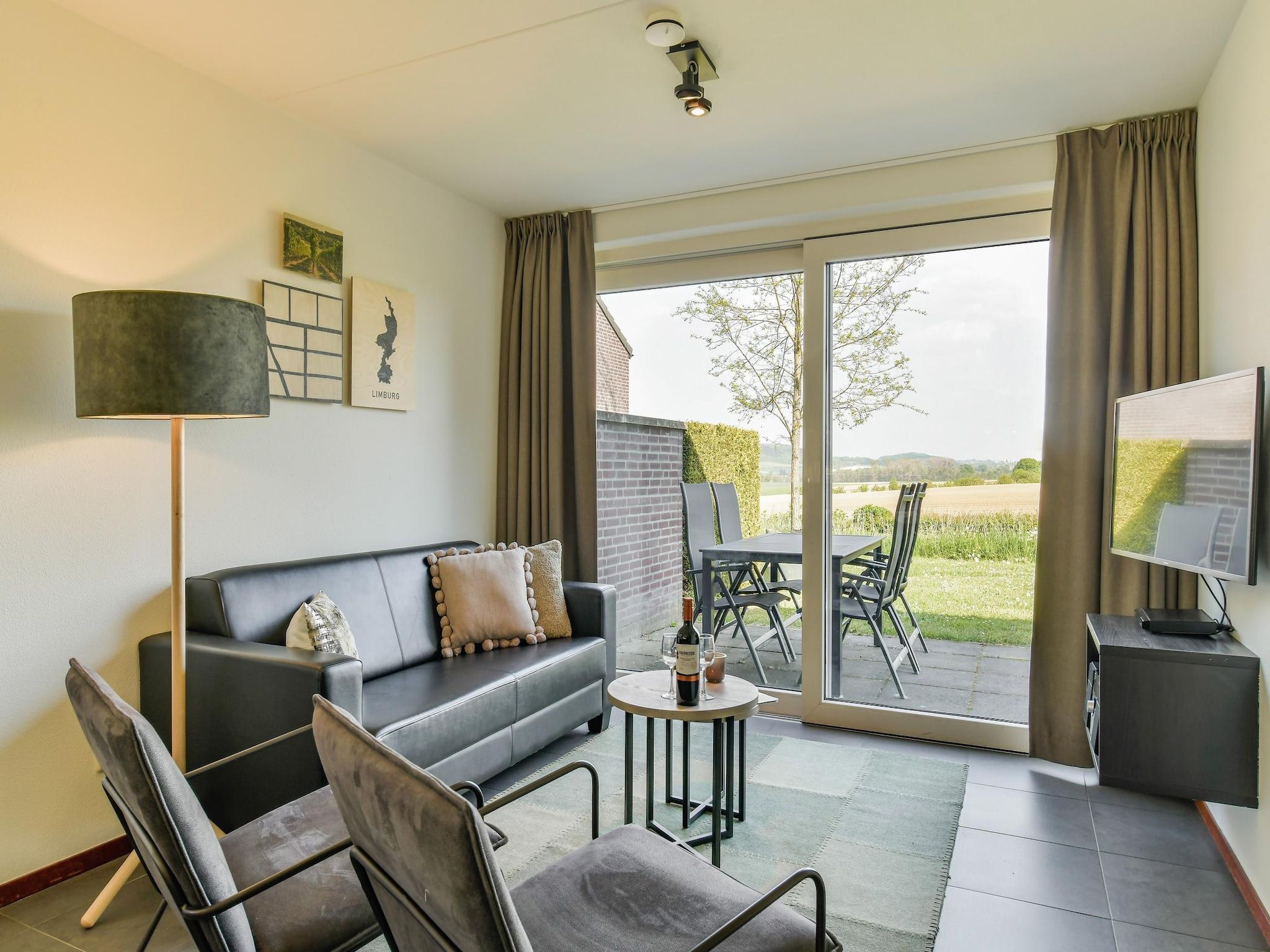 De woonkamer van Vakantiepark Reevallis 4 in Vijlen