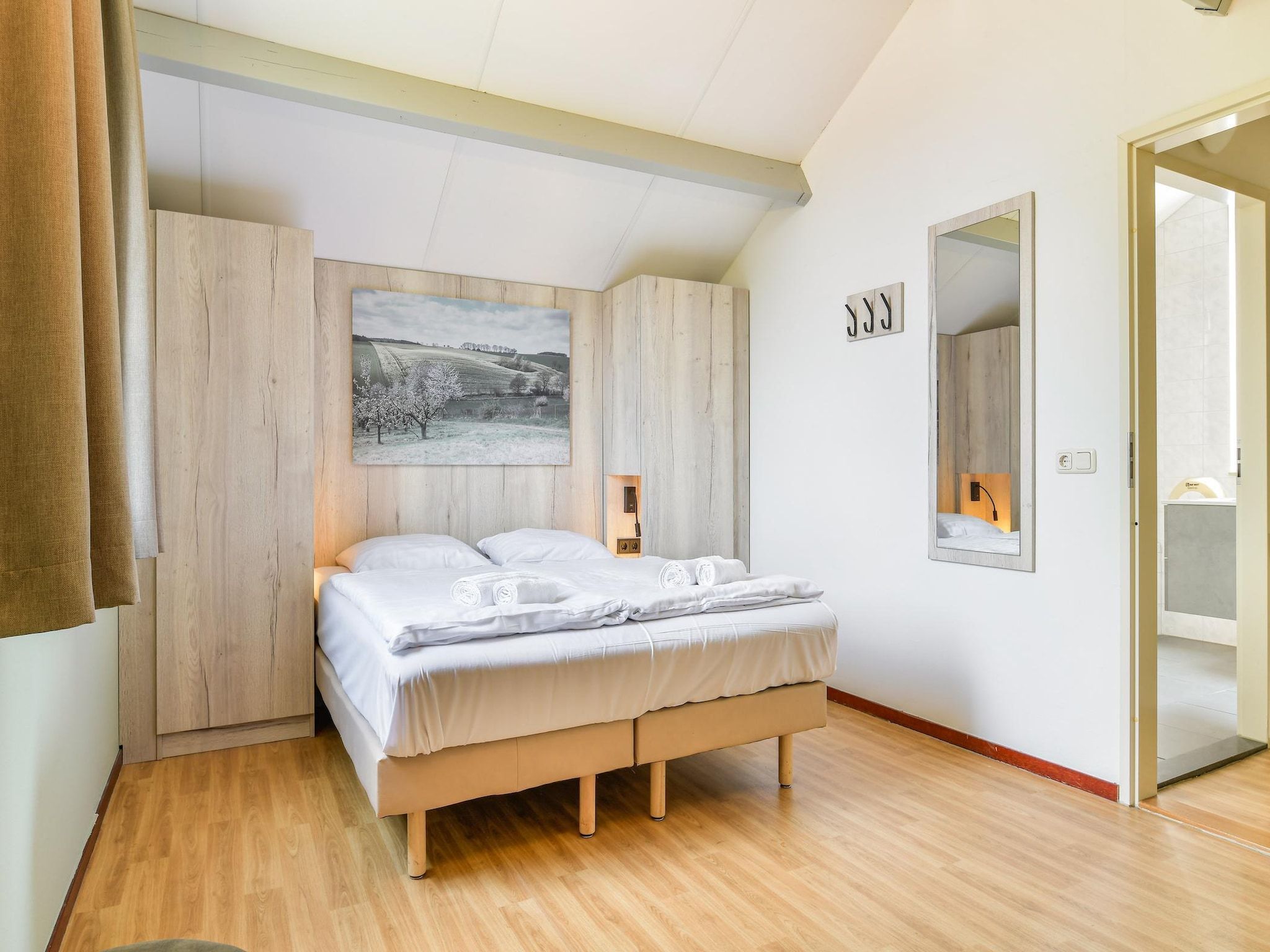 Een slaapkamer van Vakantiepark Reevallis 4 in Vijlen