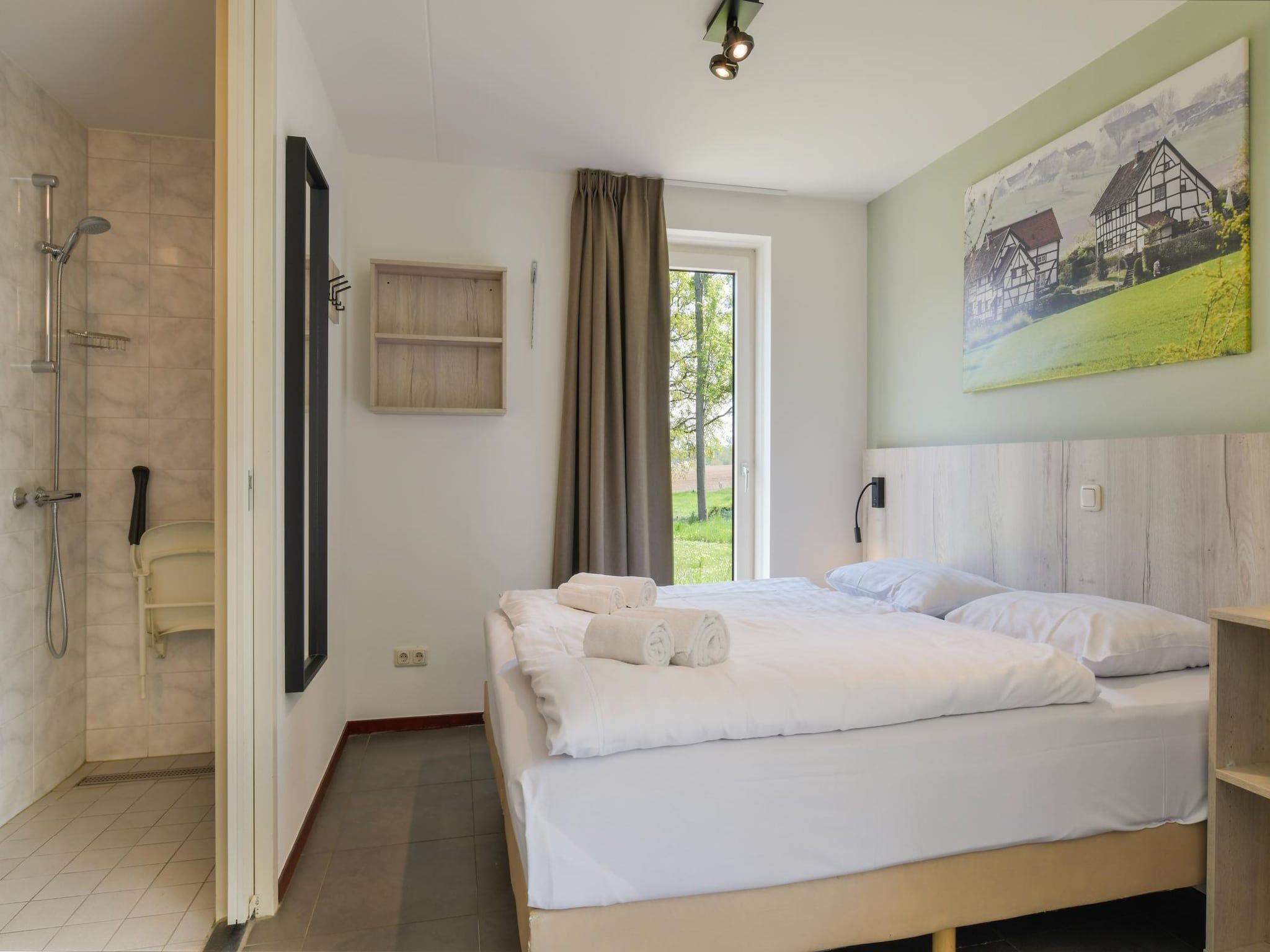 Een slaapkamer van Vakantiepark Reevallis 5 in Vijlen