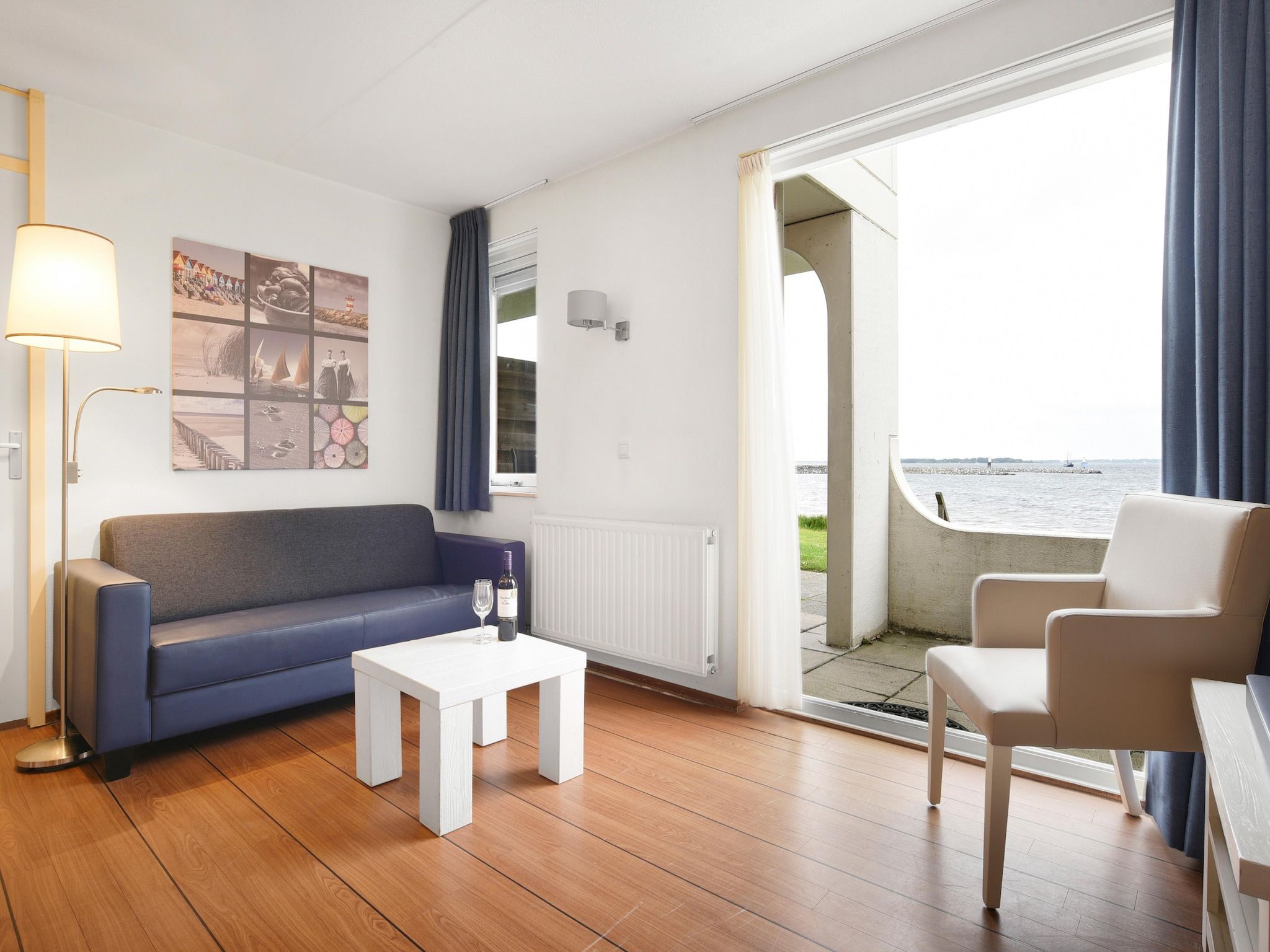 De woonkamer van Parc Port Greve 9 in Brouwershaven