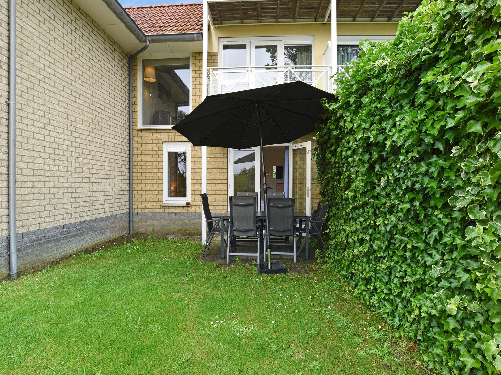 Het terras van Parc Port Greve 20 in Brouwershaven
