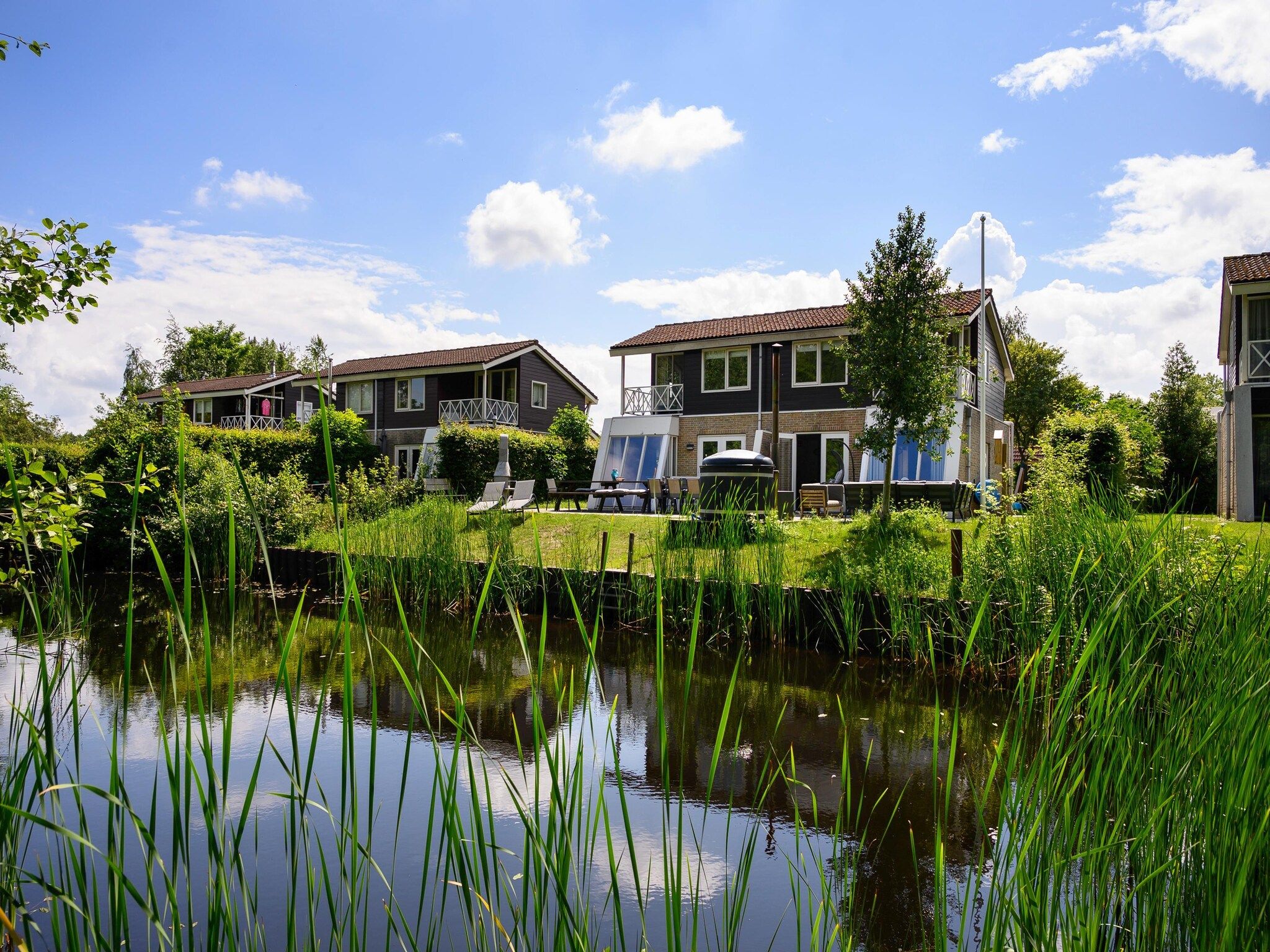 De buitenkant van 18 pers Ellersinghuis wellness met houtgestookte hottub in Vlagtwedde