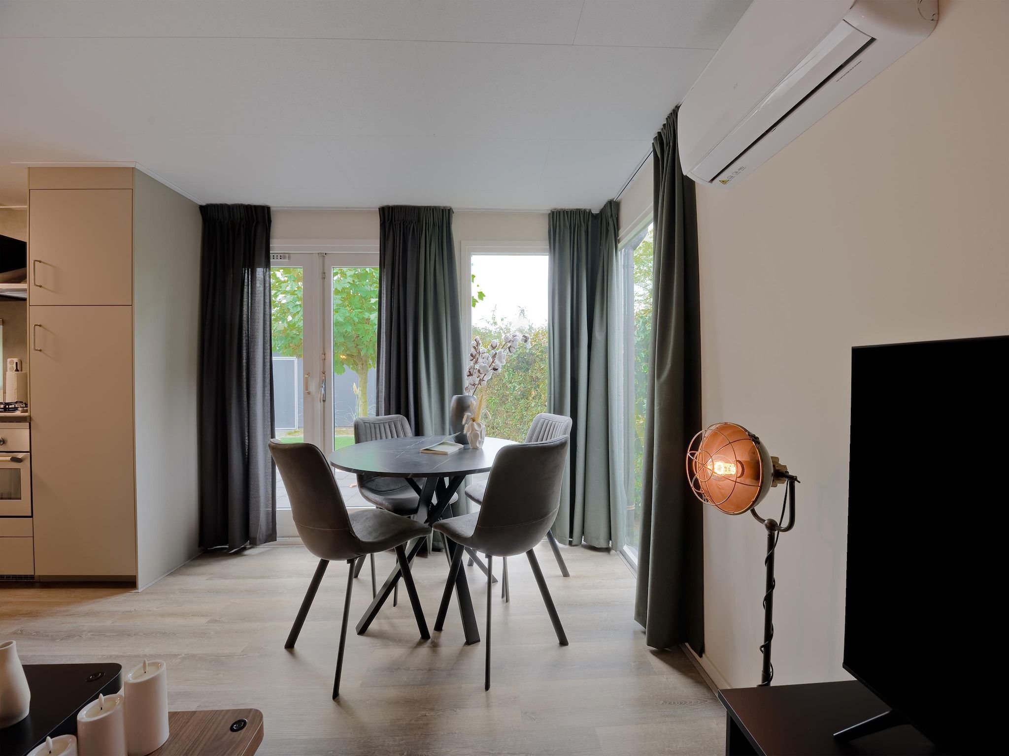De eetkamer van Chalet 56 stegeren in Stegeren