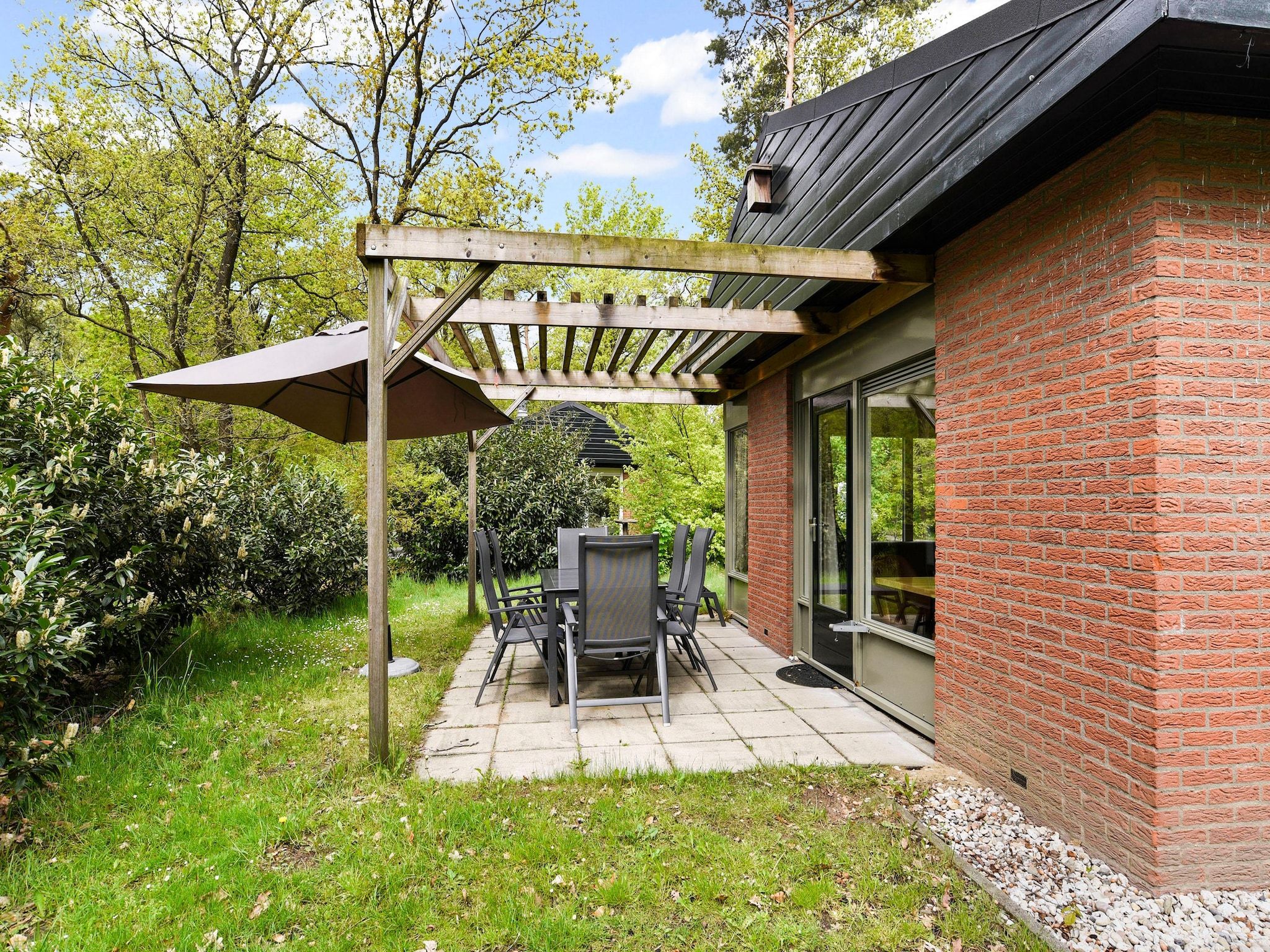 Het terras van Parc Heihaas 12 in Putten