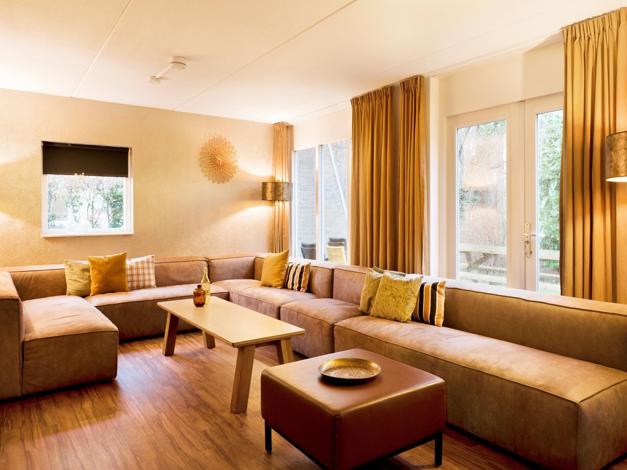 De woonkamer van 20 pers groot Abeltjeshuis Wellness de luxe met buitenspa in Vlagtwedde