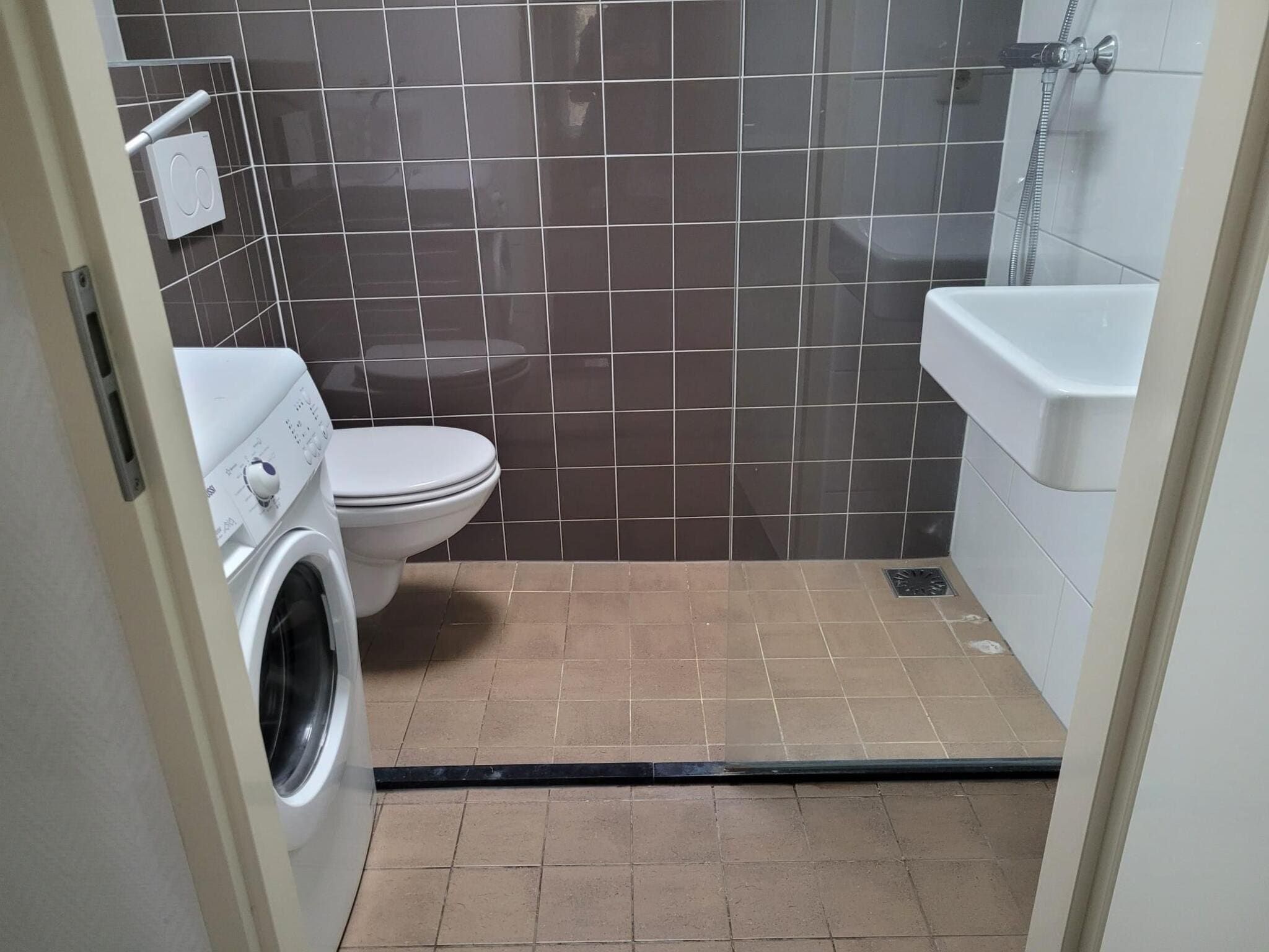 De badkamer van 20 pers groot Abeltjeshuis Wellness de luxe met buitenspa in Vlagtwedde