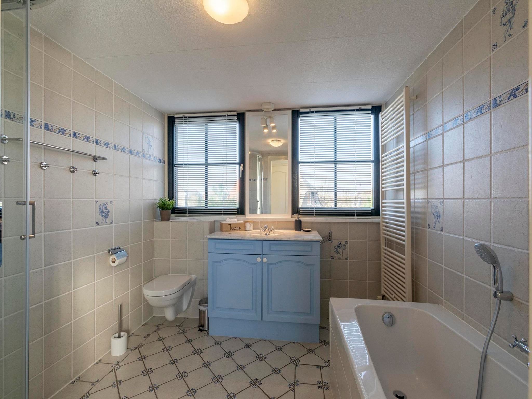 De badkamer van Buitenplaats 27 - Callantsoog in Callantsoog