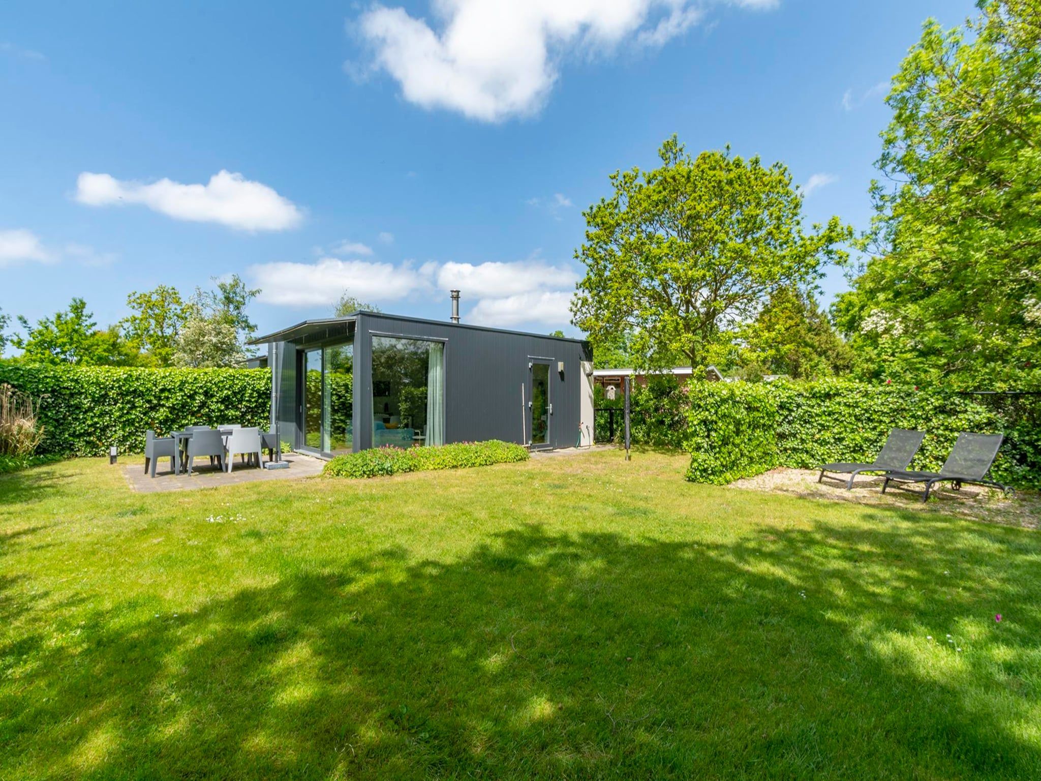 De tuin van Bungalow Uitwaayer in Sint Maartensvlotbrug