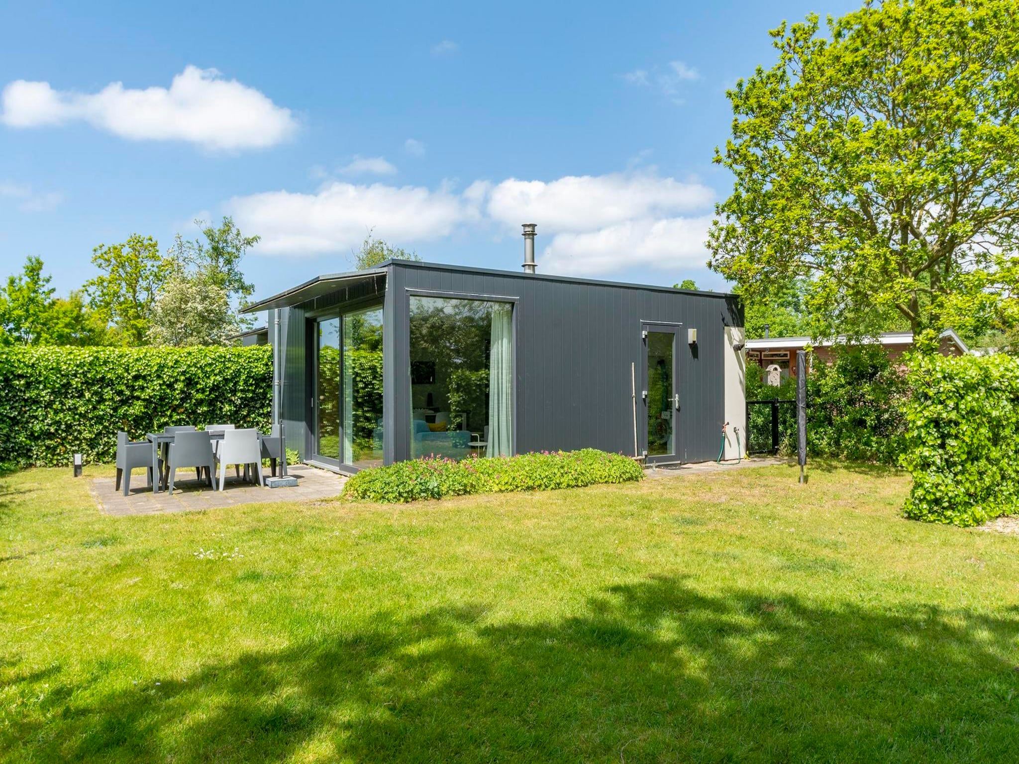 De buitenkant van Bungalow Uitwaayer in Sint Maartensvlotbrug