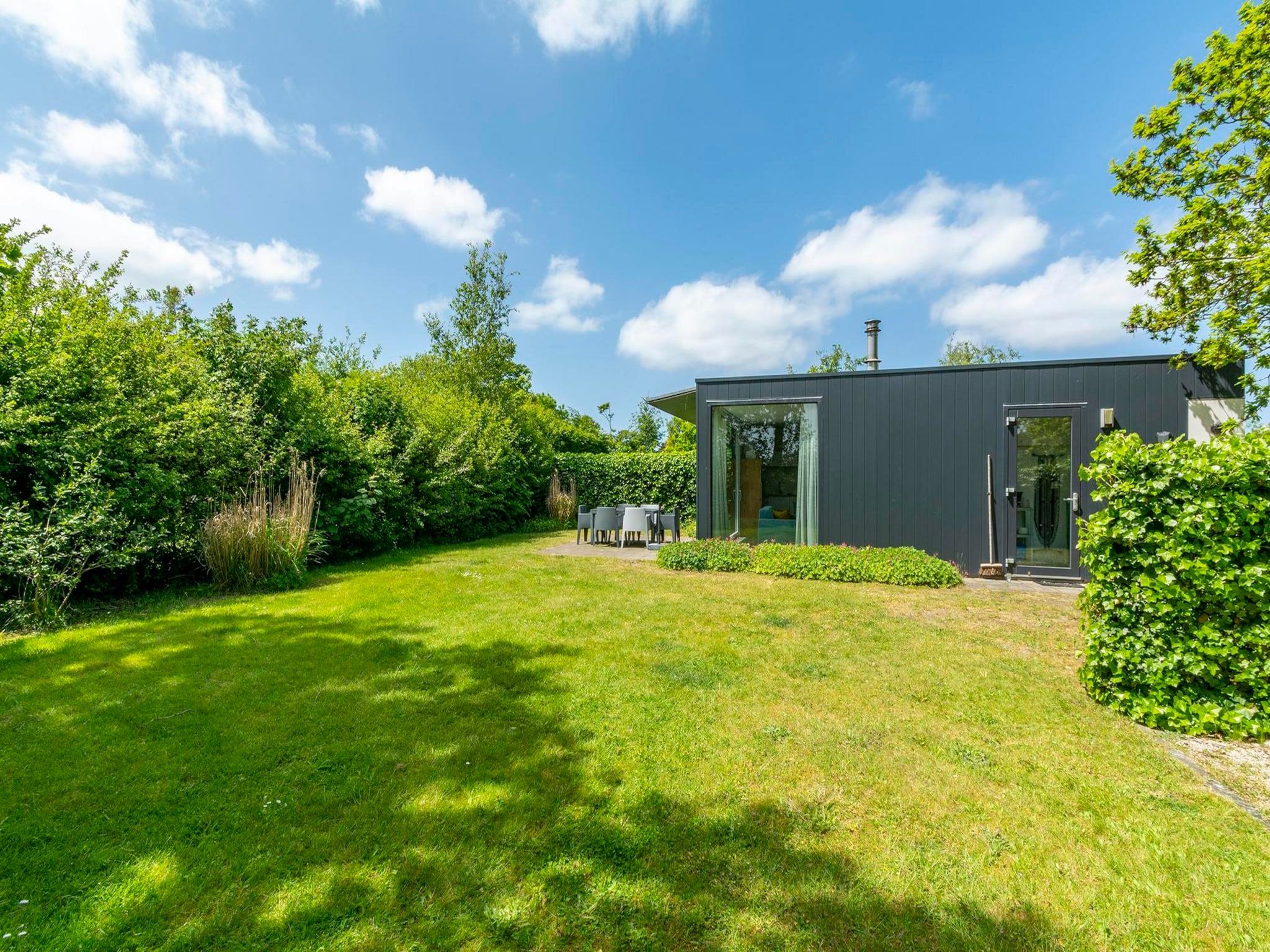 De buitenkant van Bungalow Uitwaayer in Sint Maartensvlotbrug