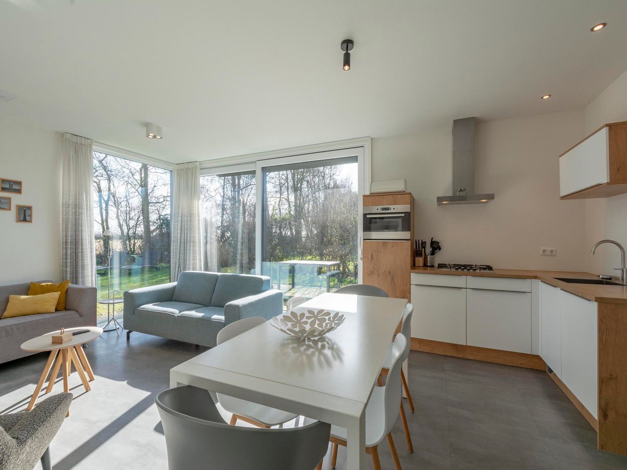 De eetkamer van Bungalow Uitwaayer in Sint Maartensvlotbrug