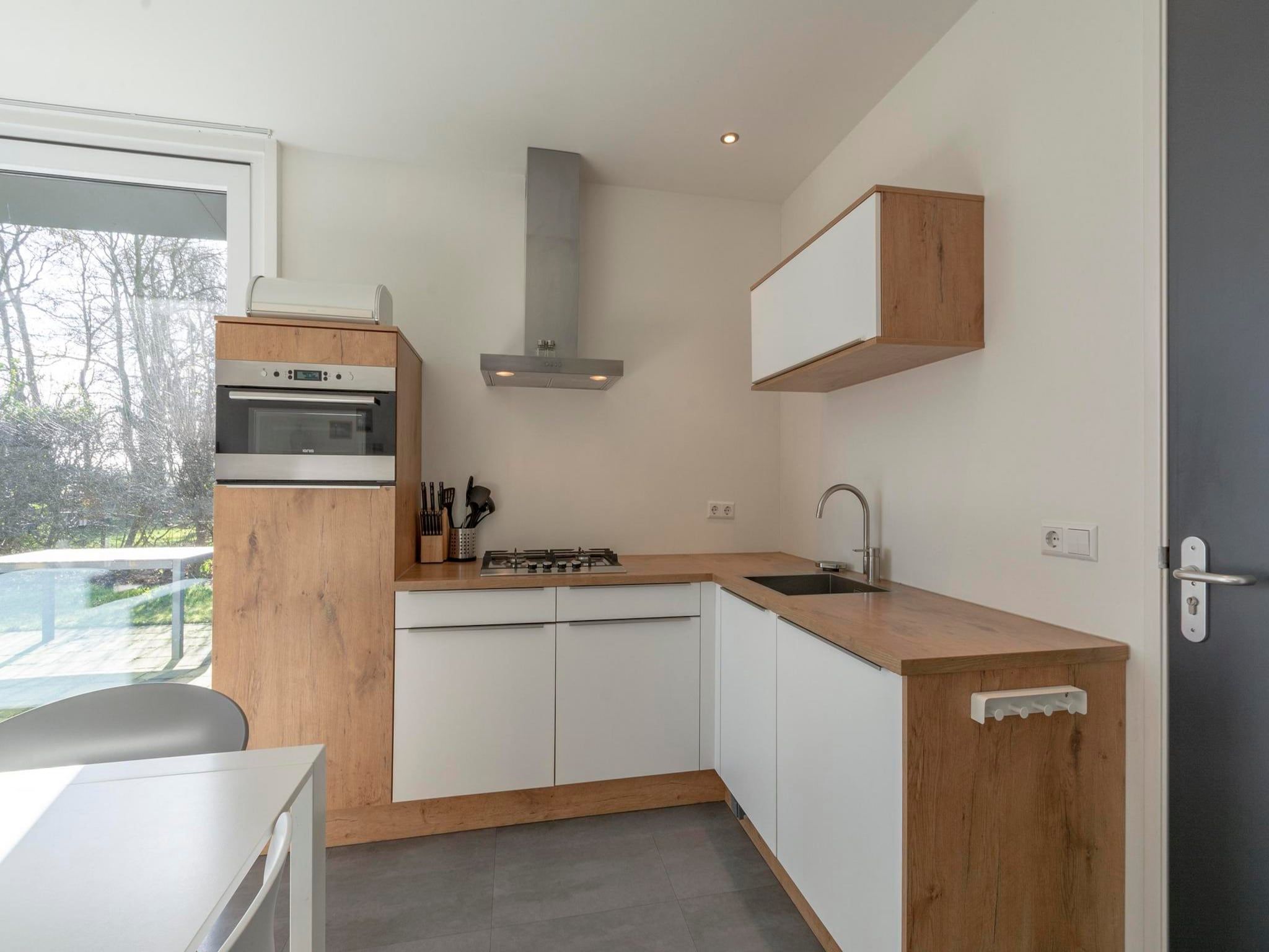 De keuken van Bungalow Uitwaayer in Sint Maartensvlotbrug