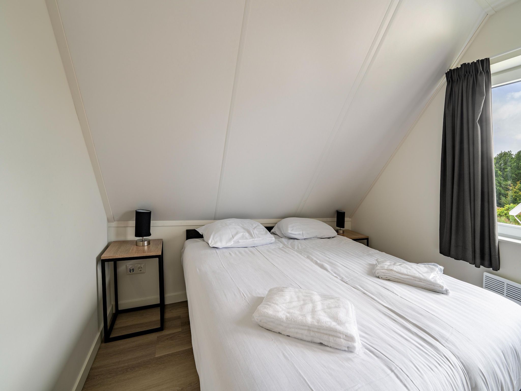 Een slaapkamer van Kuifduiker 115 in Simonshaven