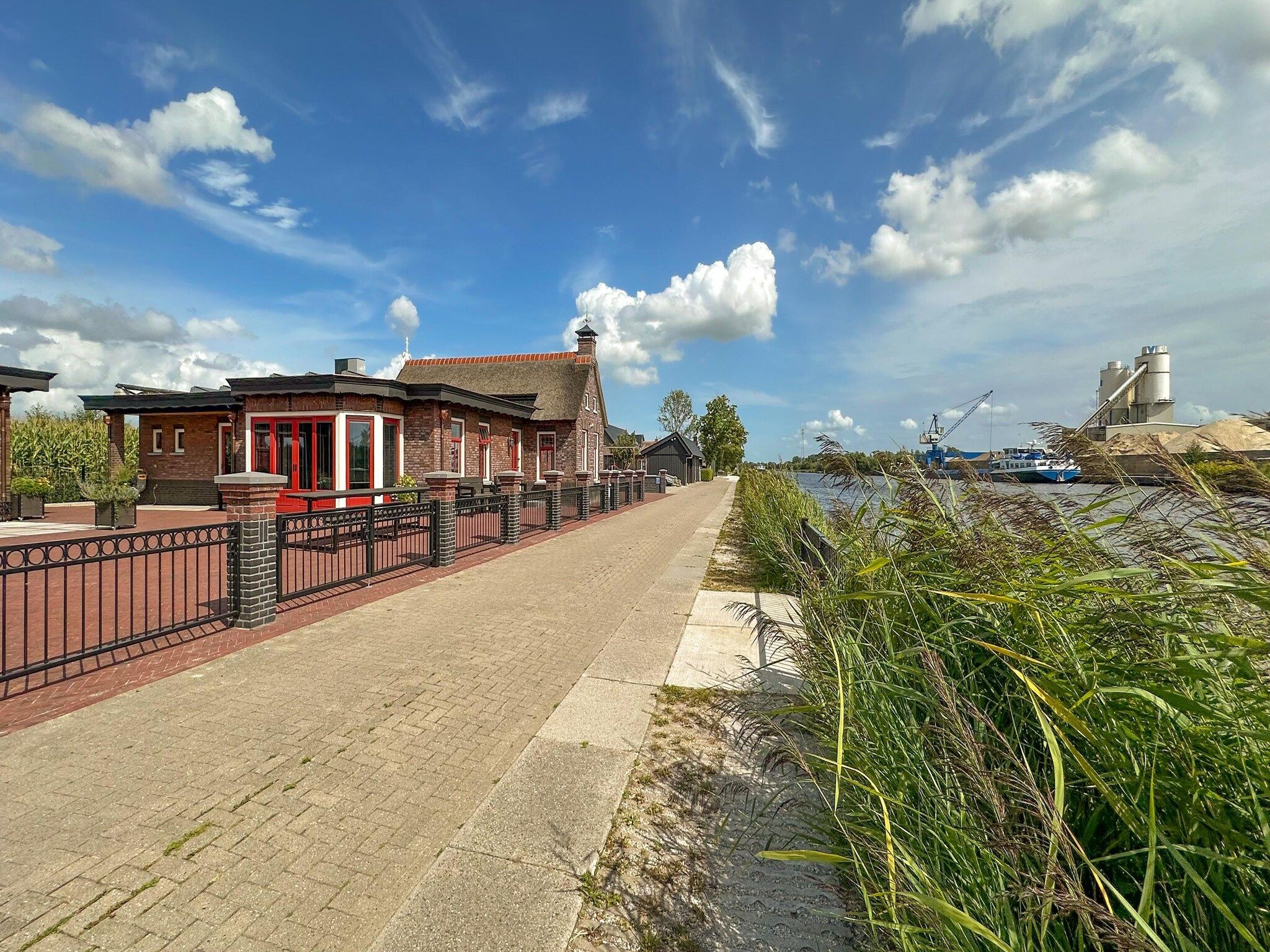 De buitenkant van Oane's Huske in Jistrum / Skûlenboarch