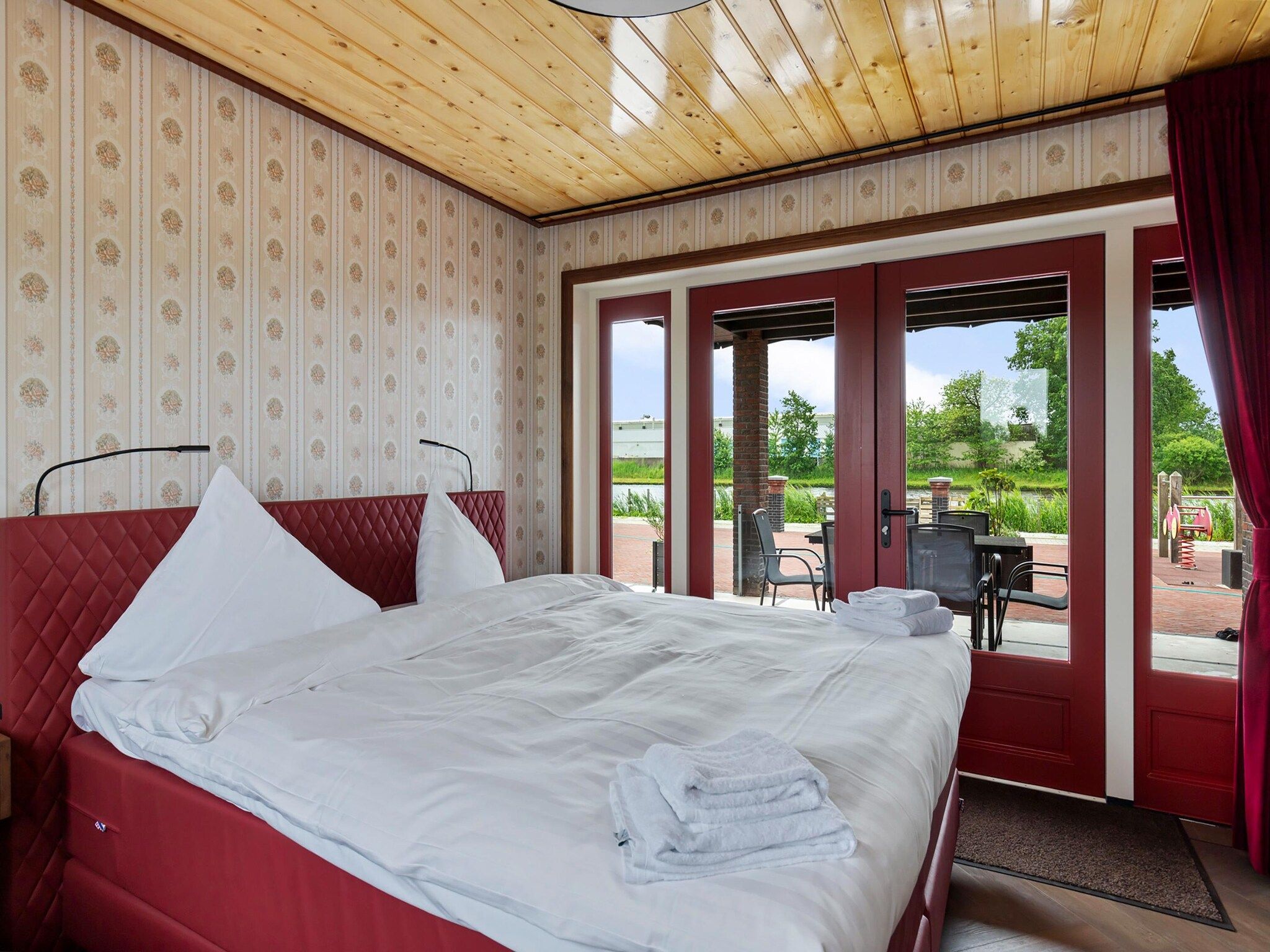 Een slaapkamer van It Simmerhuske in Jistrum / Skûlenboarch