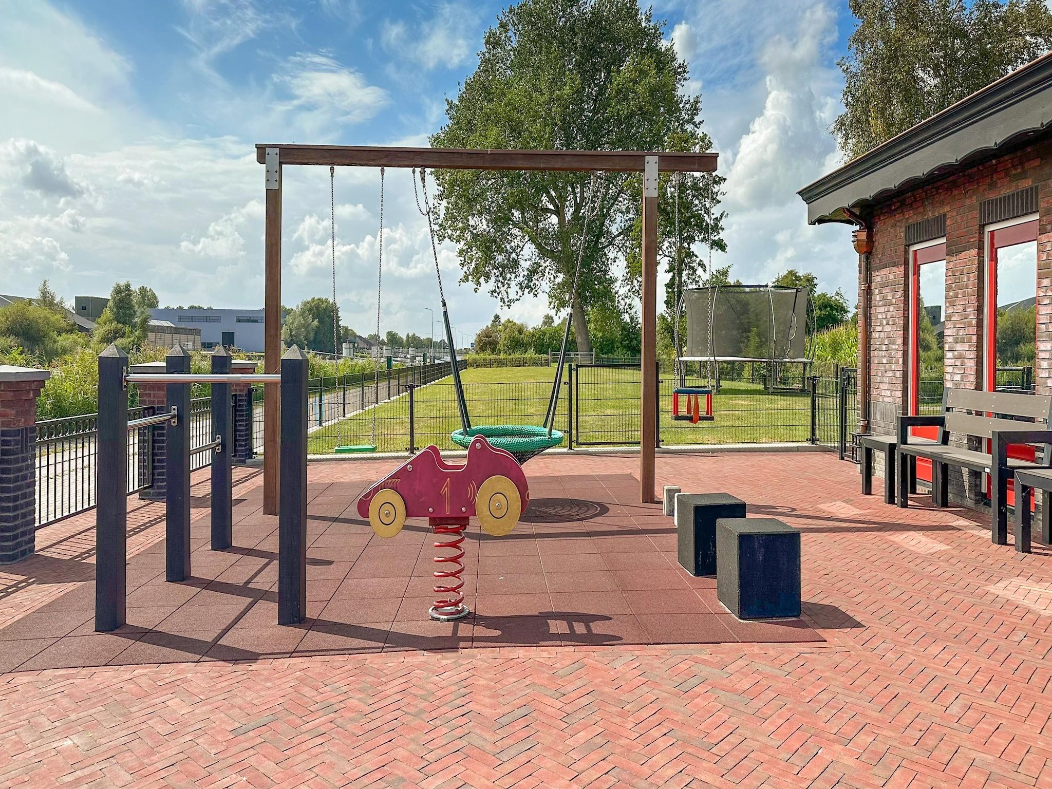 Voorzieningen bij It Simmerhuske in Jistrum / Skûlenboarch