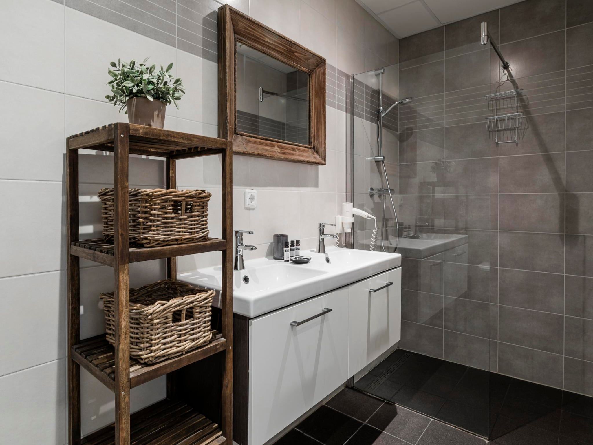 De badkamer van Duynsuites aan zee in Callantsoog