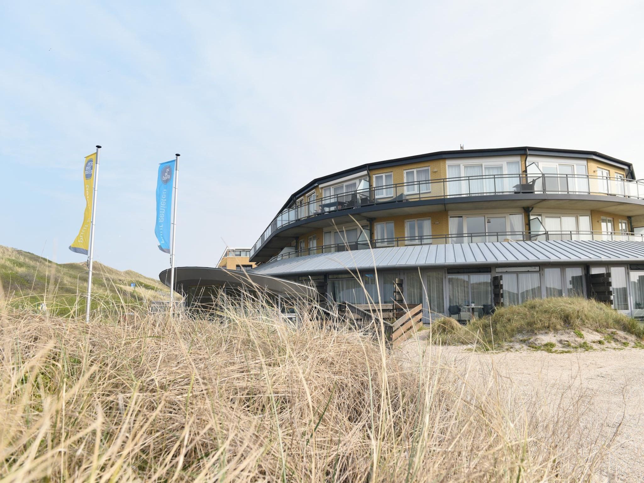 De buitenkant van Duynsuites aan zee in Callantsoog