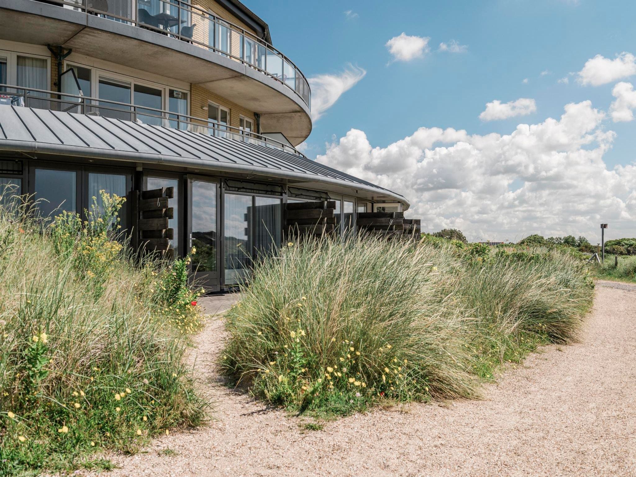 De buitenkant van Duynsuites aan zee in Callantsoog