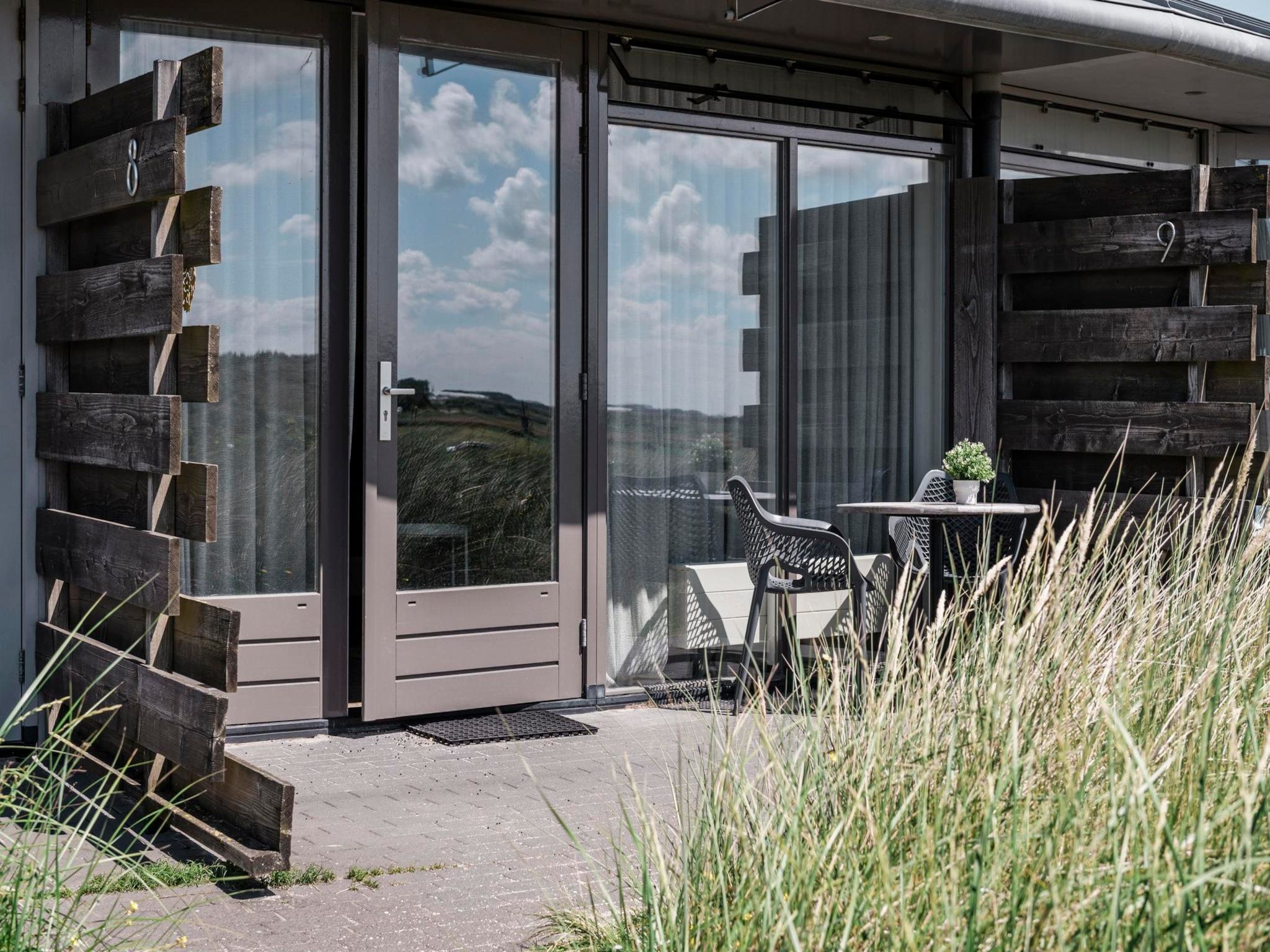 De buitenkant van Duynsuites aan zee in Callantsoog