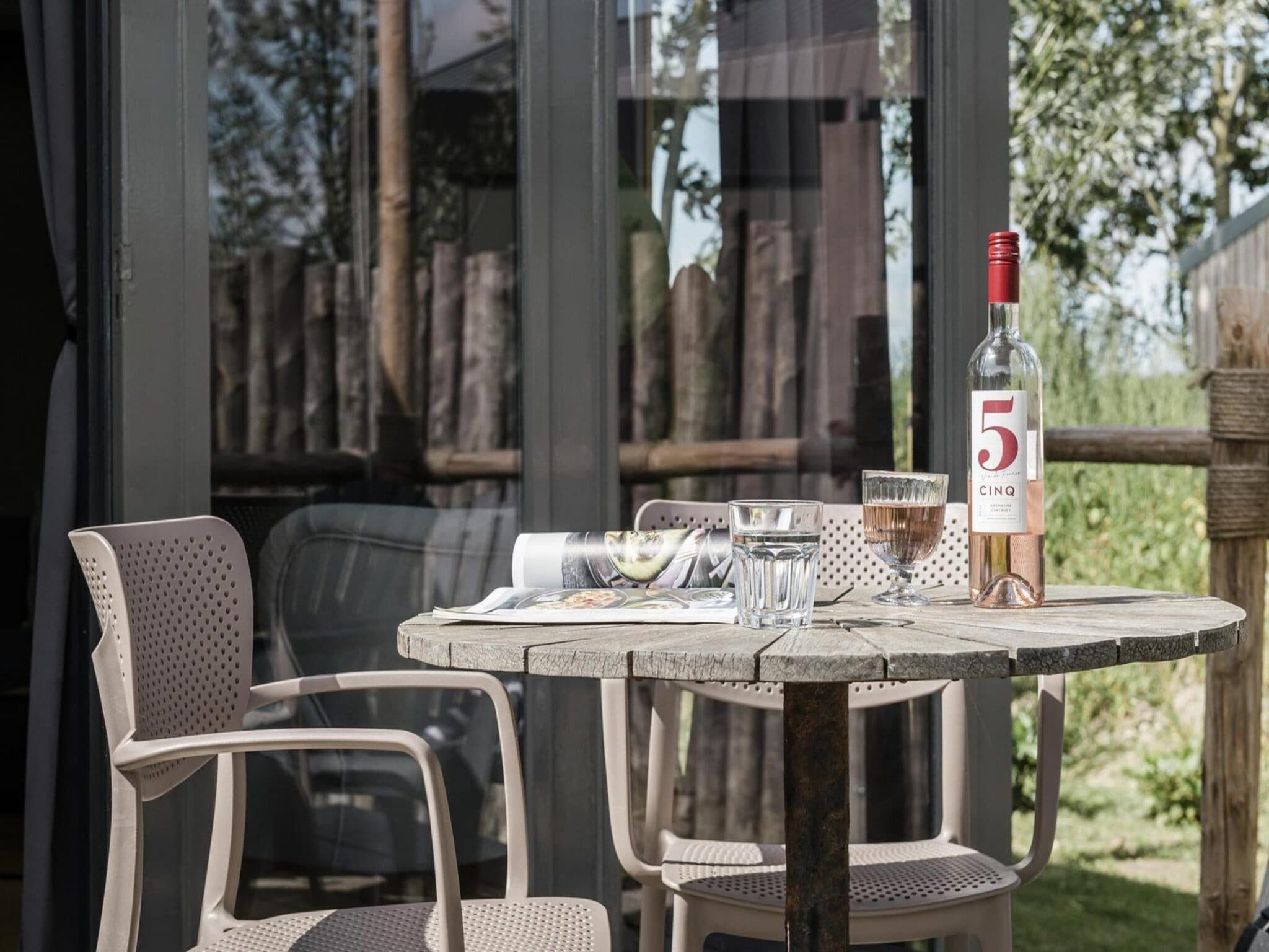 Het terras van Reddingshuisje - Duynpark in Callantsoog