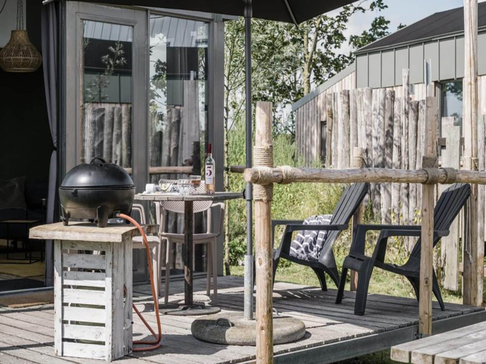 Het terras van Reddingshuisje - Duynpark in Callantsoog
